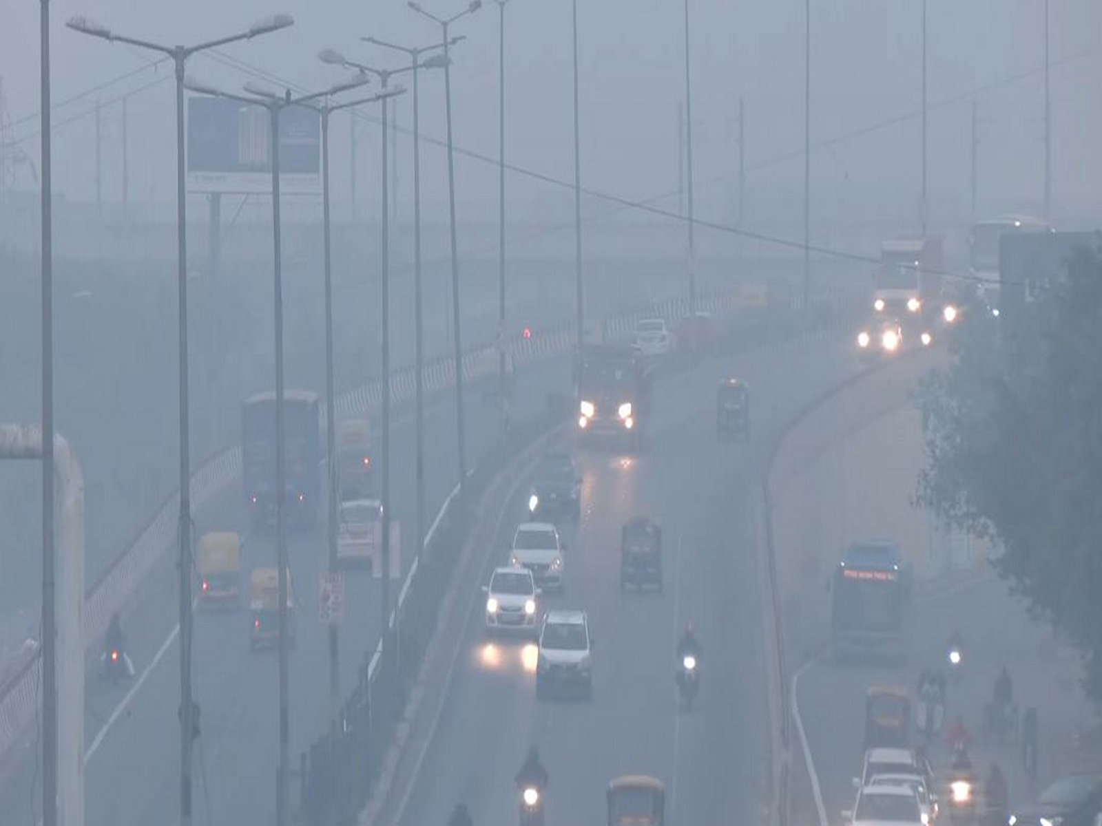 Visual showcasing toxic smog at Anand Vihar, Delhi (Photo/ANI)