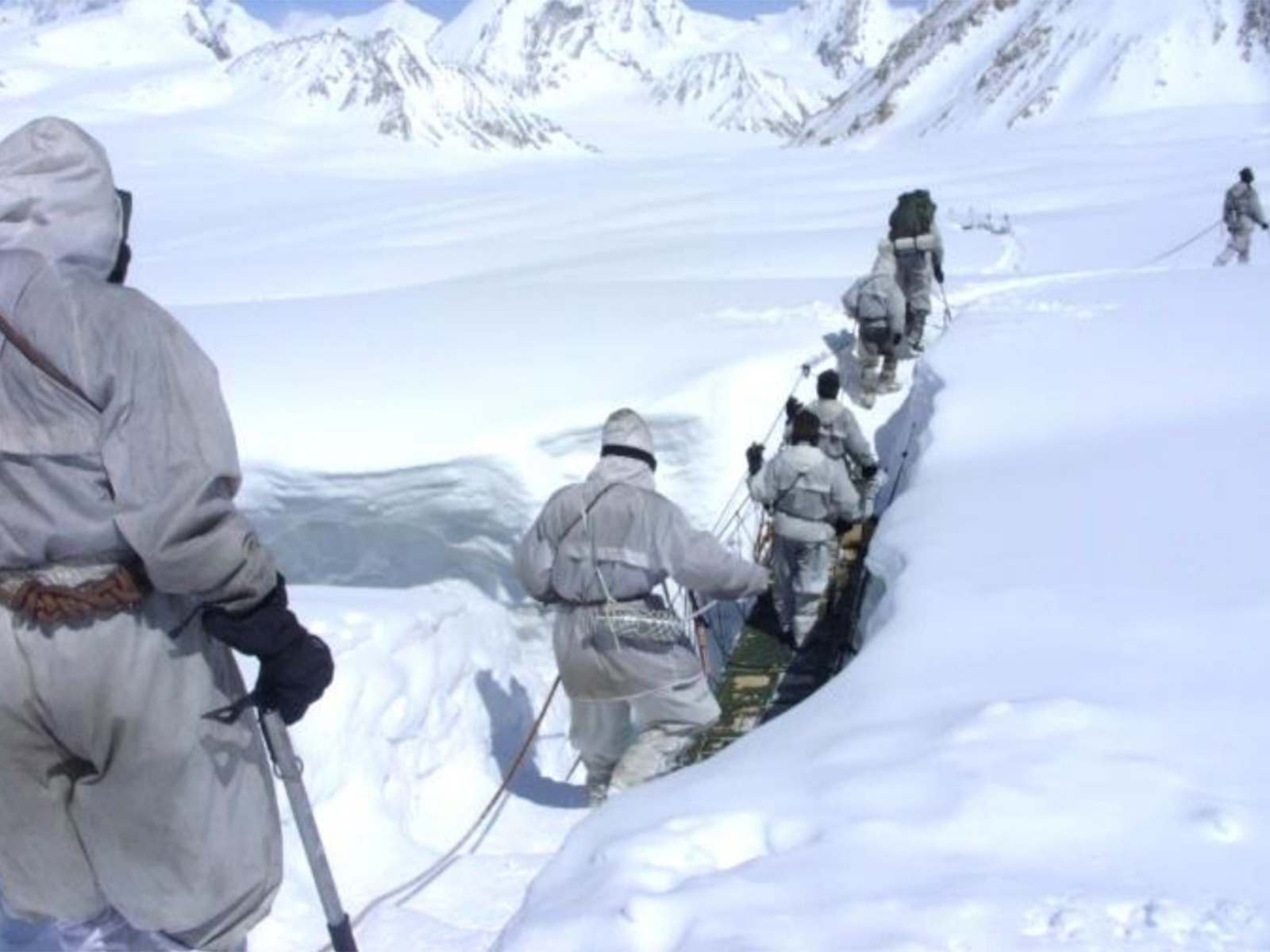 Army personnel using  Special Clothing and Mountaineering Equipment  (Photo/@adgpi)