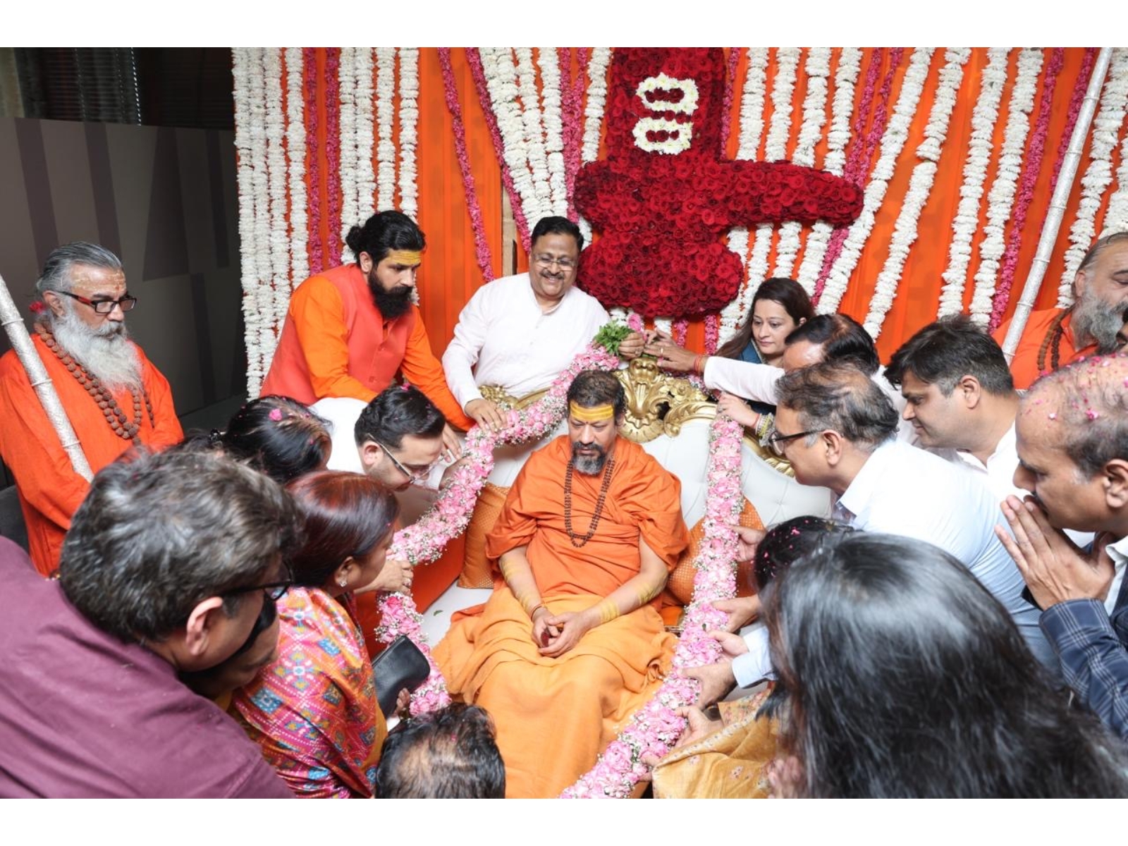 Mahamandaleshwar Kailashanand Giri met devotees at RPS 12th Avenue, Faridabad