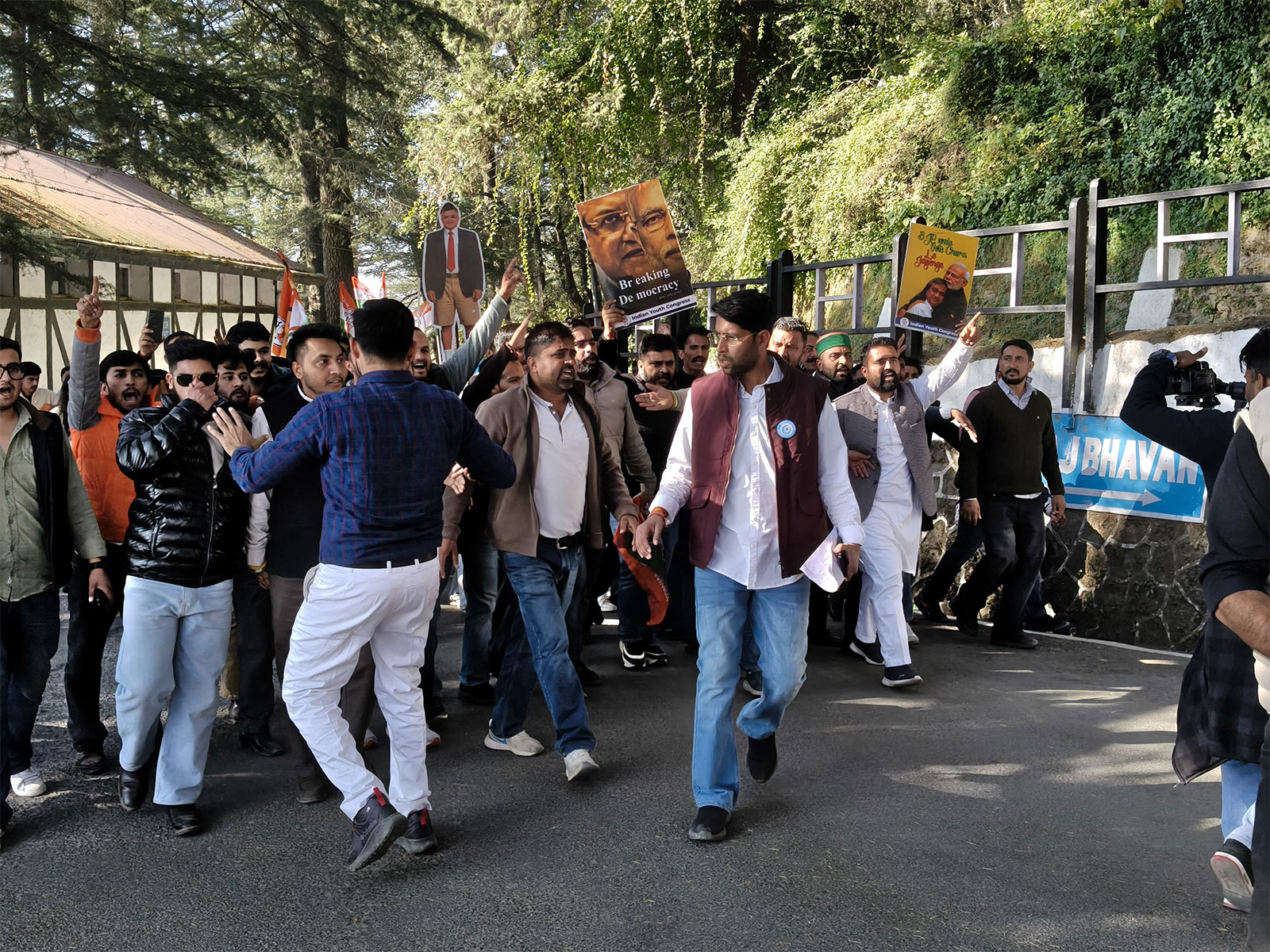 Youth Congress stages 'Raj Bhawan Gherao' in Shimla, alleges nationwide 'vote theft' (Photo/ANI)