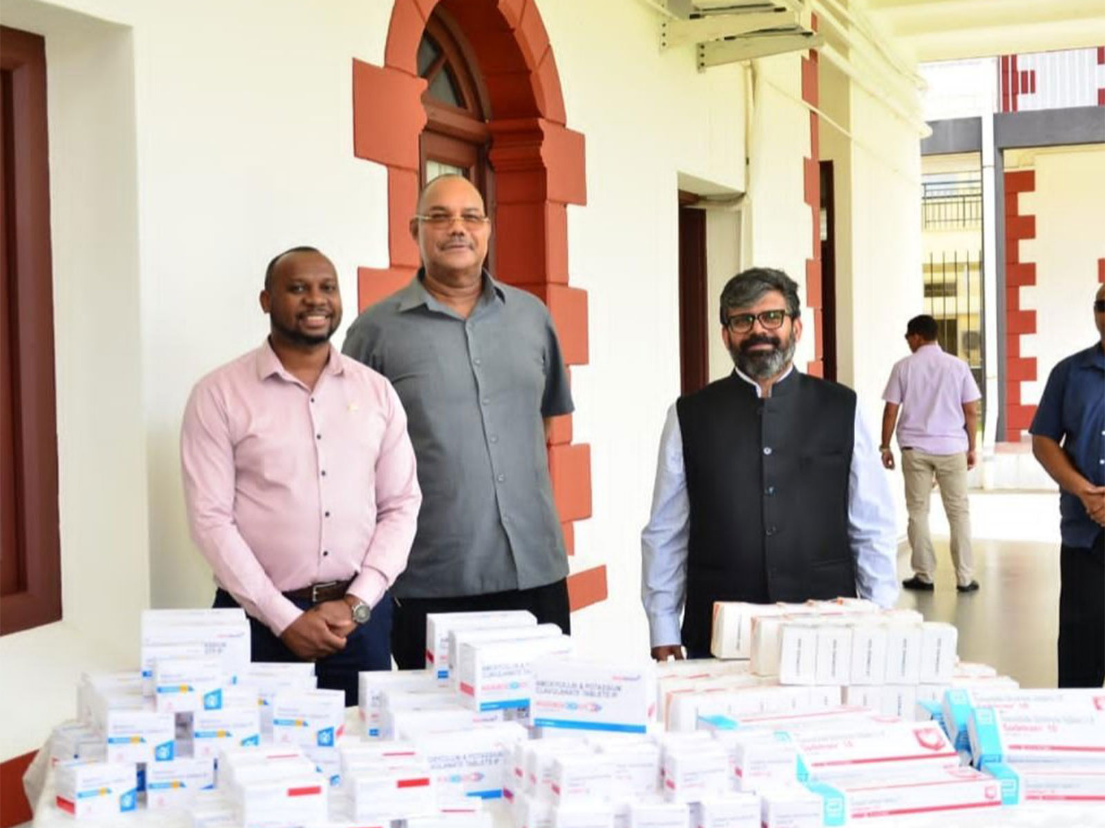   India hands over 3.5 tonnes medicine consignment to Seychelles (Photo/X@hci_seychelles)