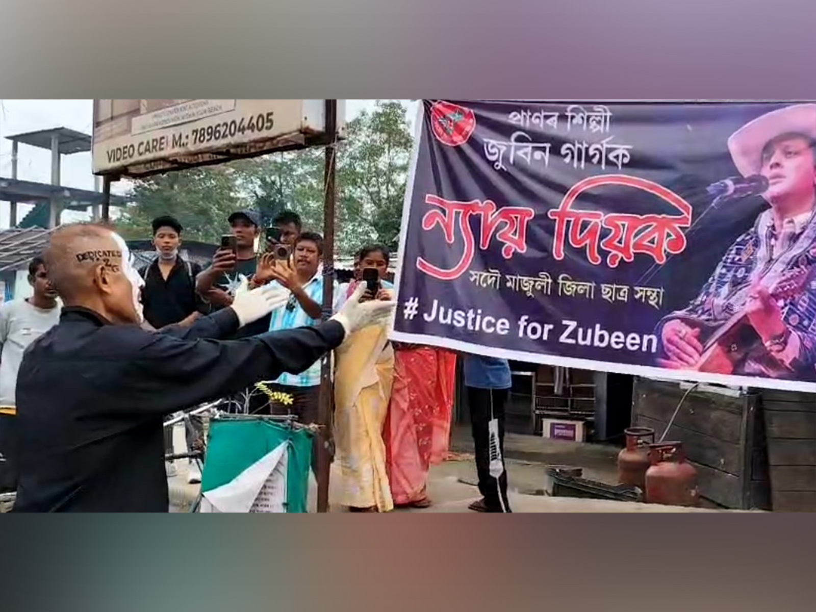 Pantomime artist Debajit Borah giving tribute to Zubeen Garg in Majuli, Assam. (Photo/ANI)