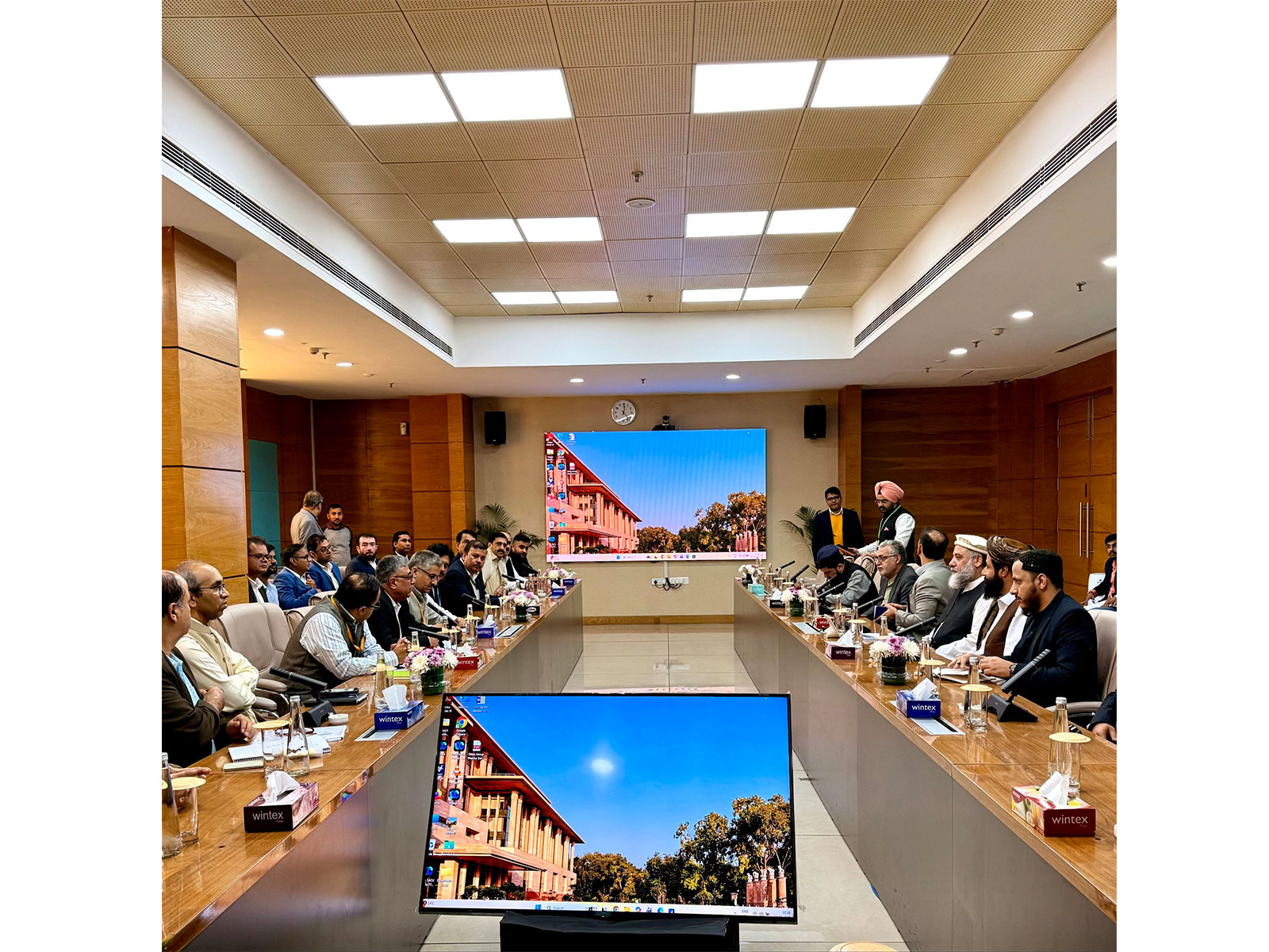 Afghanistan's Minister of Industry and Commerce, Al-Haj Nooruddin Azizi, meets members of the Spices Export Development Council(Photo:X/@MoICAfghanistan)