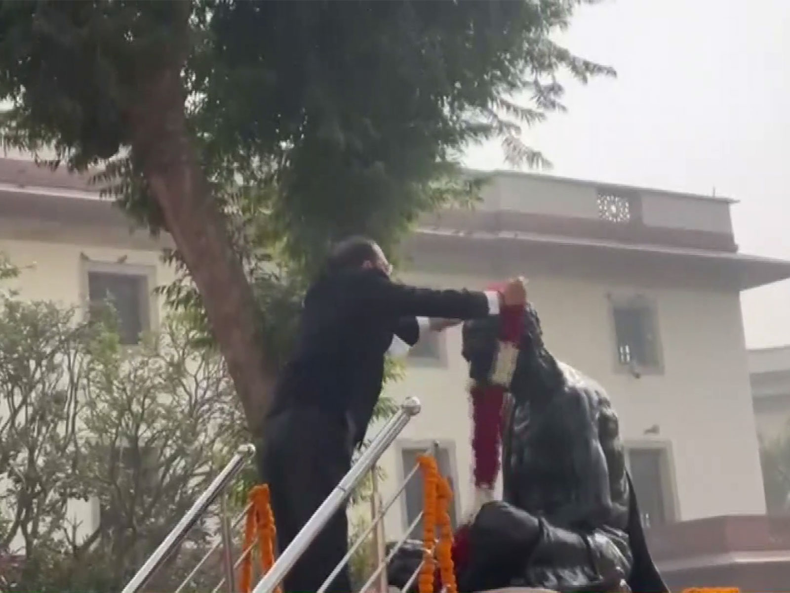 CJI Surya Kant paying floral tributes to Mahatma Gandhi at Rashtrapati Bhawan in New Delhi. (Photo/ANI)