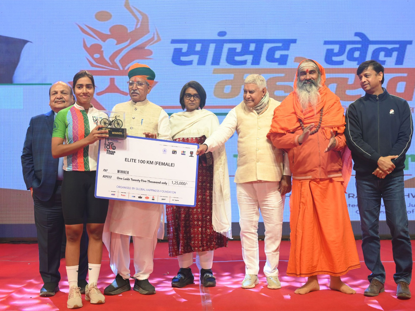 Prize distribution ceremony (Photo: Tour de Thar by the Cycling Federation of India and Vedanta Ltd.)