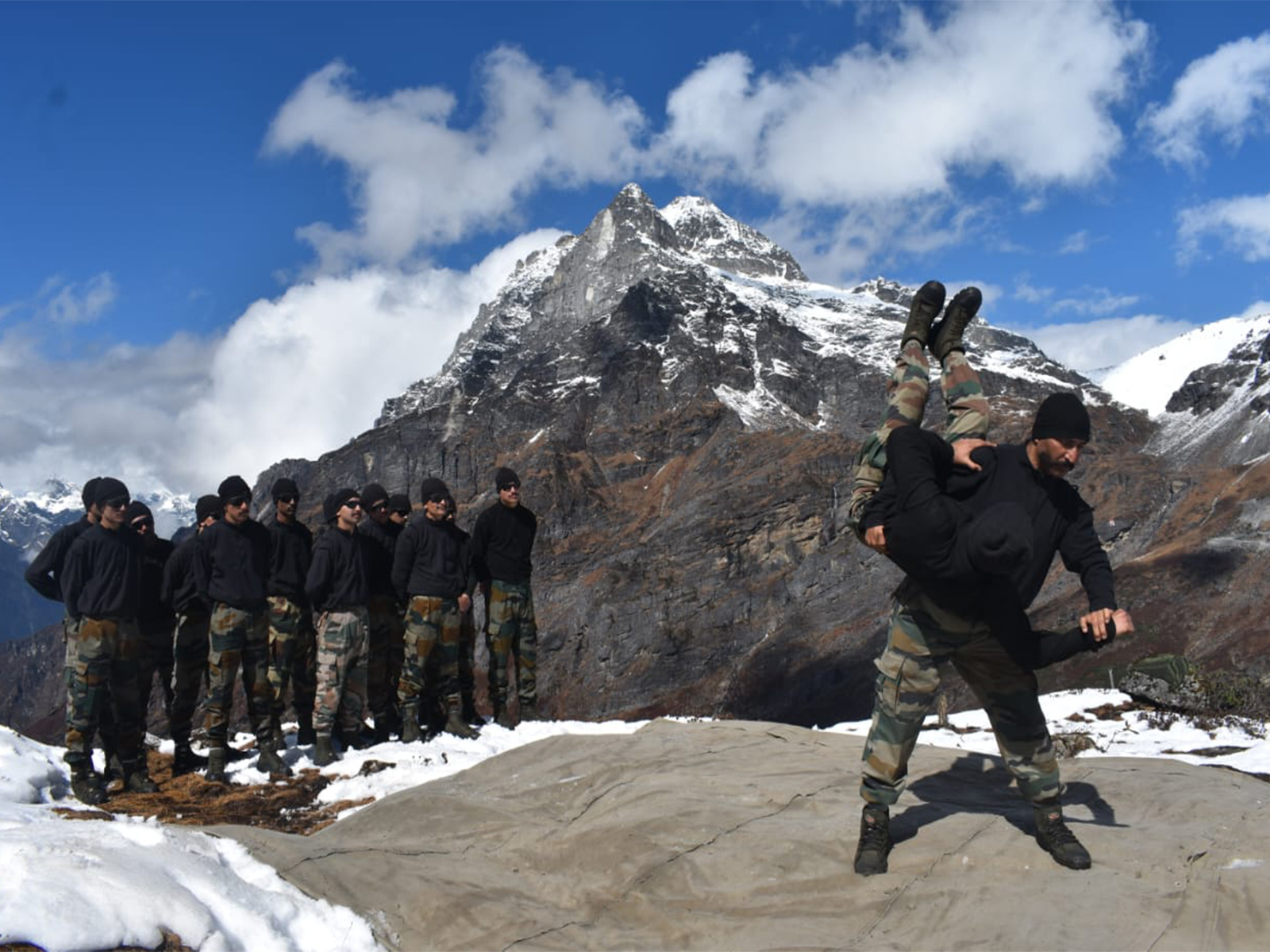 Army's Trishakti Corps begins AMAR training at high altitudes exceeding  14,000 ft (Photo/DefencePRO)