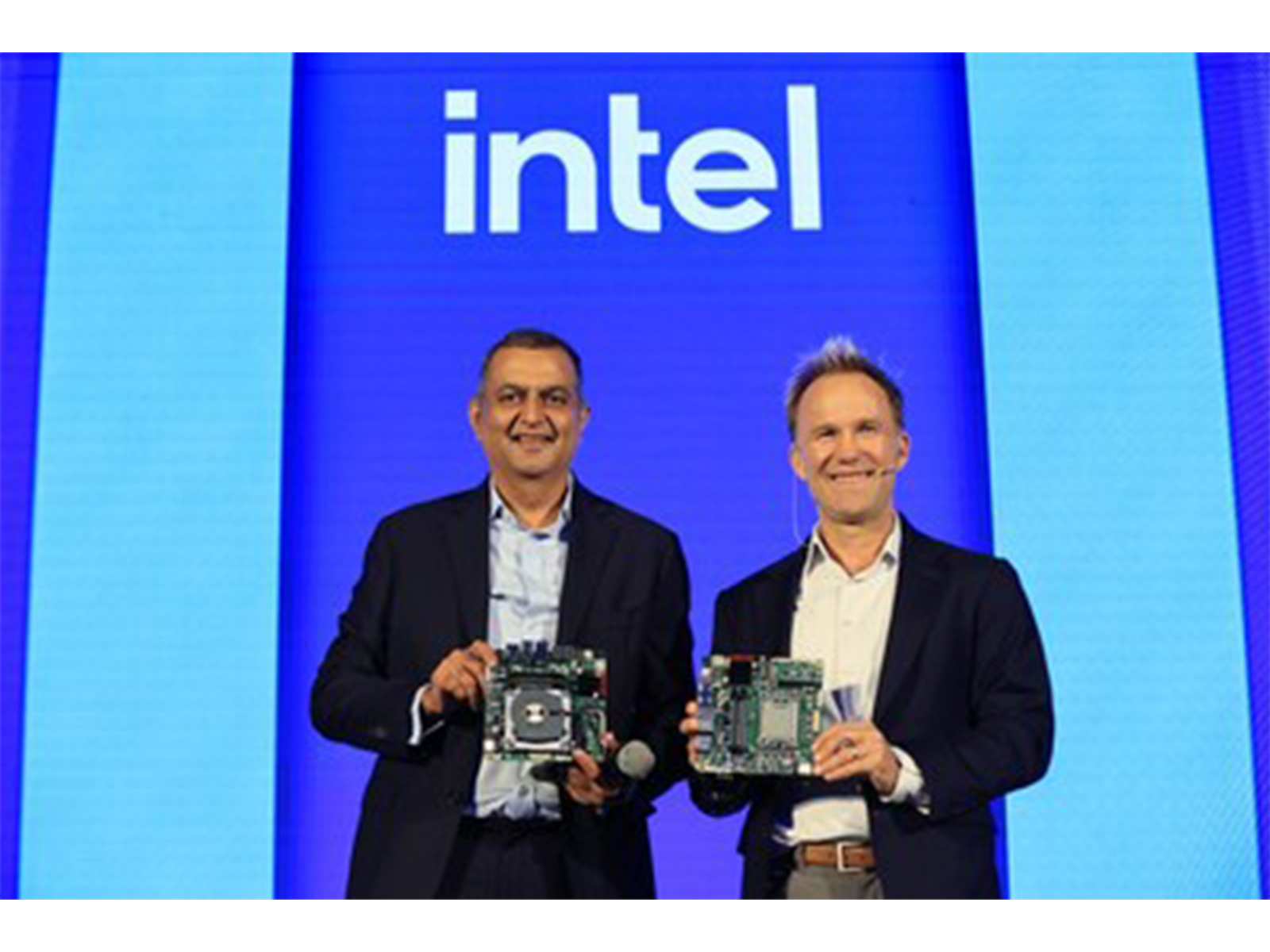 Sanjay Wadhwa (Left), Managing Director, NASH Industries Pvt. Limited and Dan Rodriguez, Corporate Vice President and General Manager, Edge Computing Group, Intel Corporation.