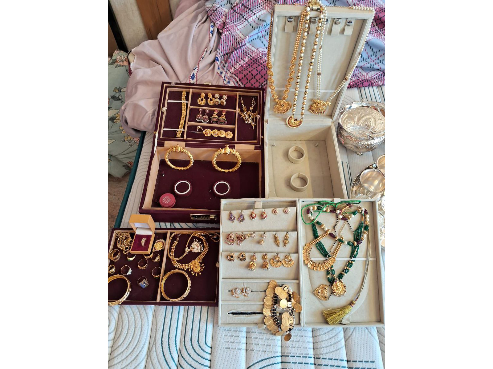 Lokayukta officials recover gold, cash in inspector Ramaswamy C's residence (Photo/Lokayukta)