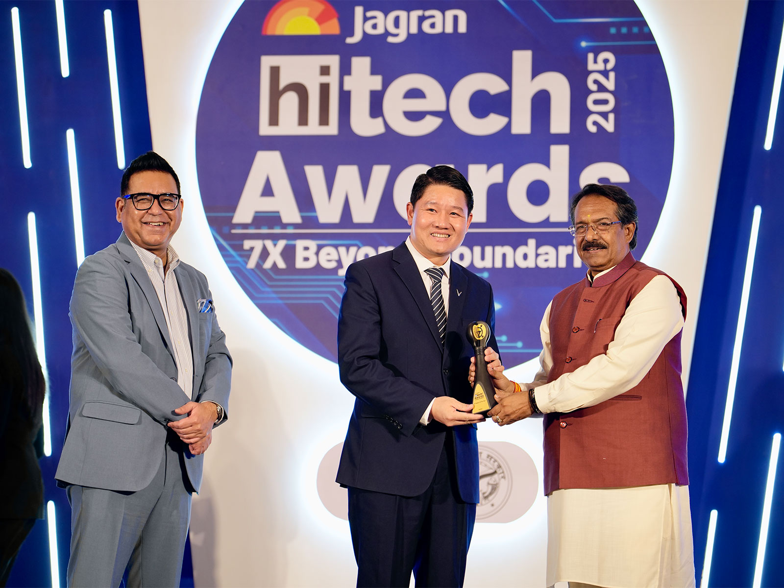 Mr. Luu Thanh Toi, Director, VinFast India Plant, received the "EV Maker of the Year" award from Jagran New Media, & Shri Harsh Malhotra, Union MoS, MCA & MoRTH