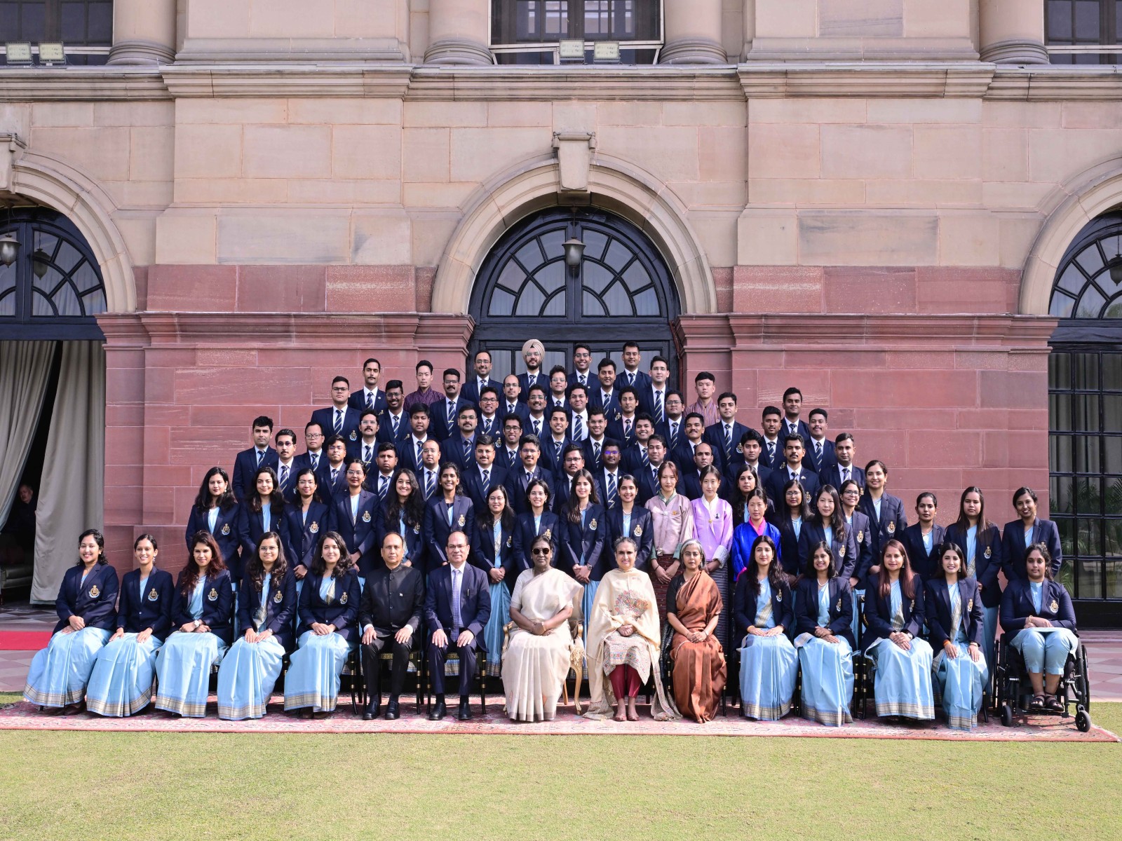 Officer Trainees of Indian Revenue Service, Customs and Indirect Taxes, call on President Murmu (Photo/PIB)