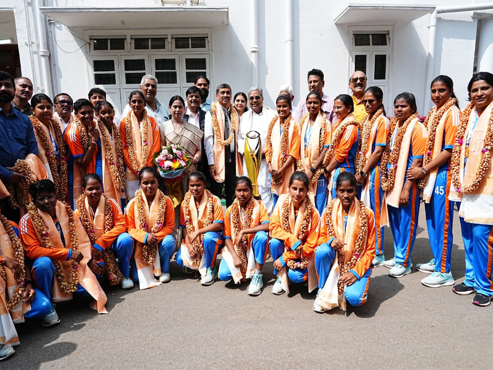 Siddaramaiah with the Blind women's cricket team (Photo: X/@siddaramaiah)