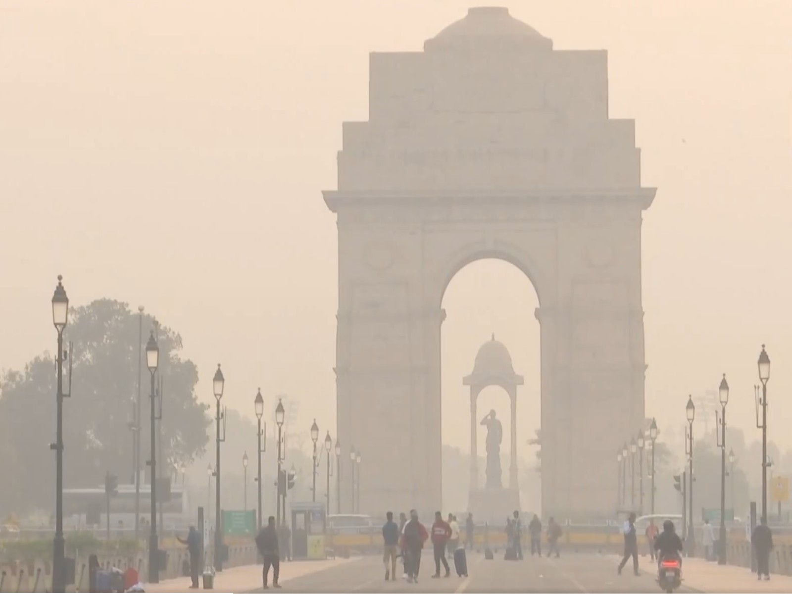 A thick layer of toxic smog at India Gate. (Photo/ANI)
