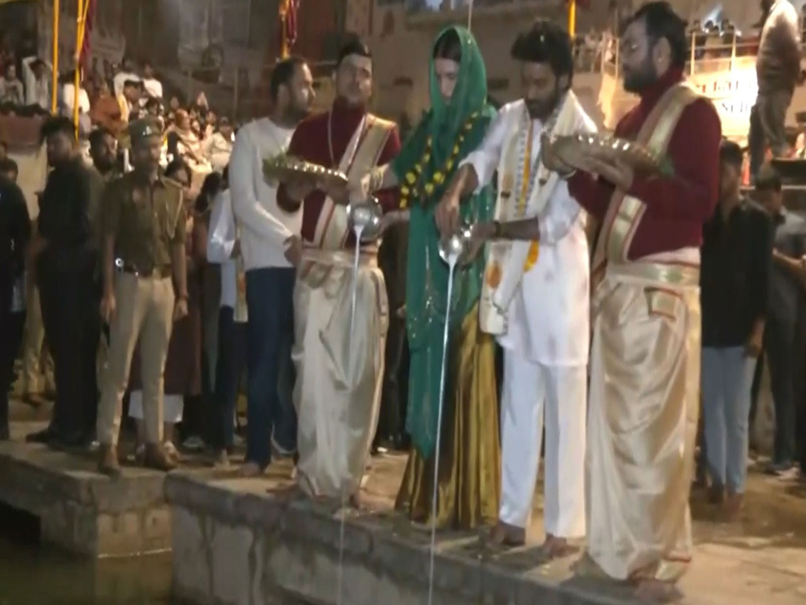 Dhanush, Kriti Sanon perform Ganga aarti (Image source/ANI)
