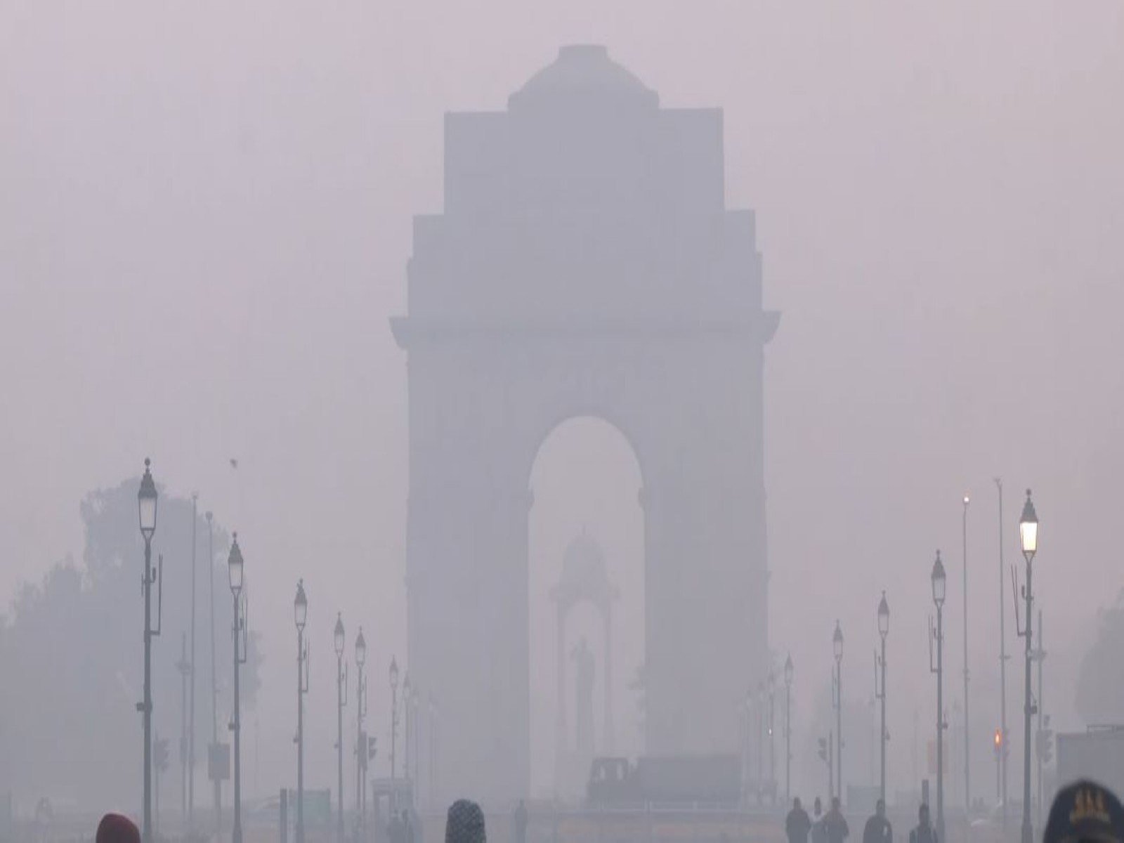 India Gate at Kartavya Path covered in smog as Delhi records 'very poor' AQI levels (Photo/ANI)