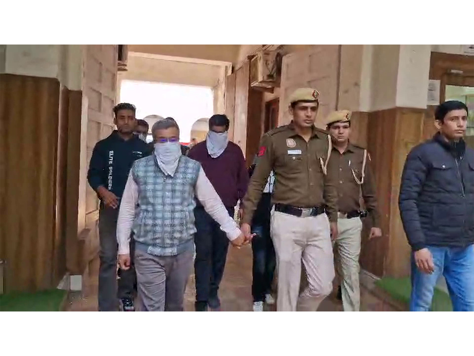 Delhi Police with arrested accused (Photo/ANI)