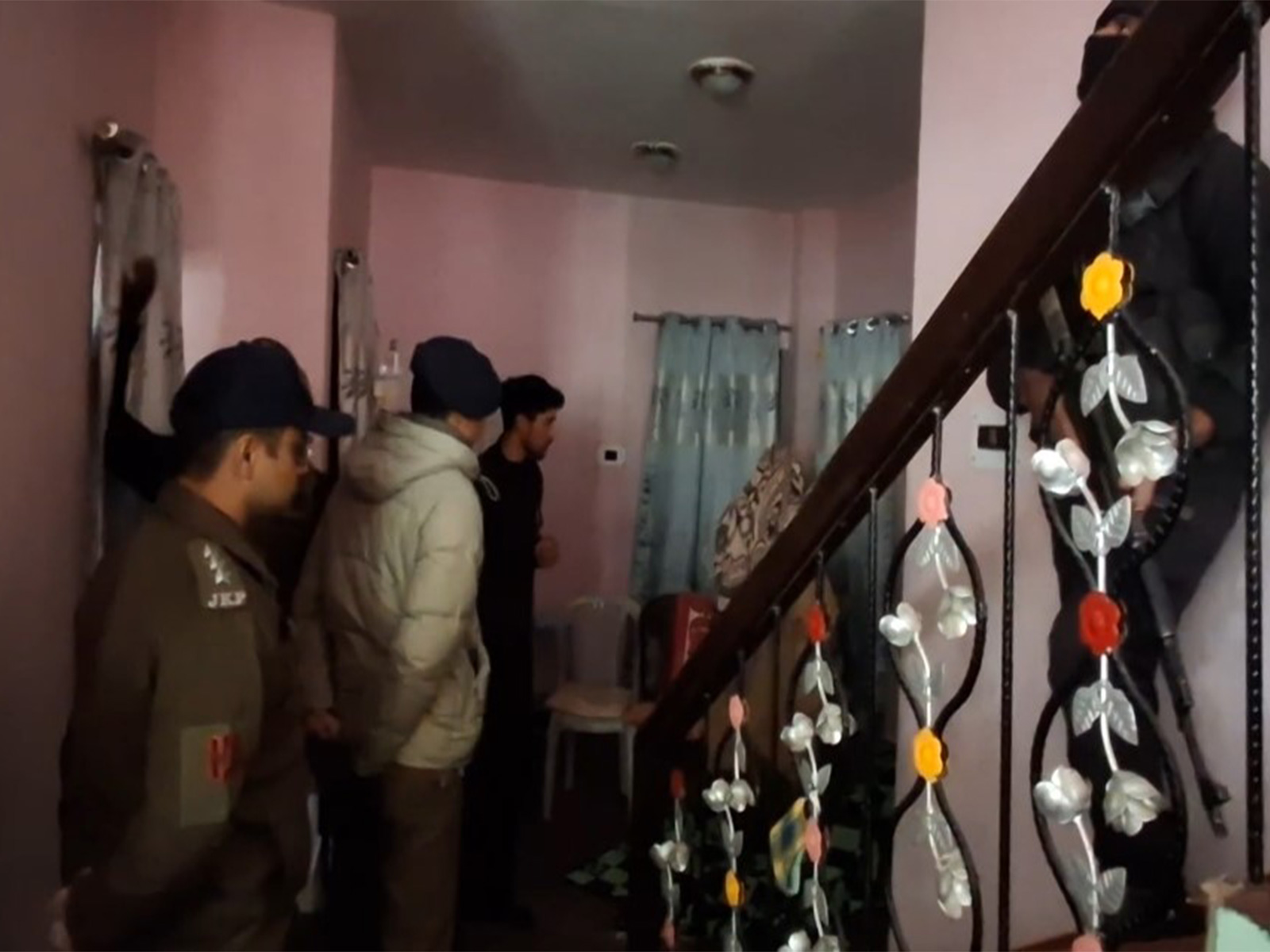 Handwara police officers conducting raids (Photo/ANI)
