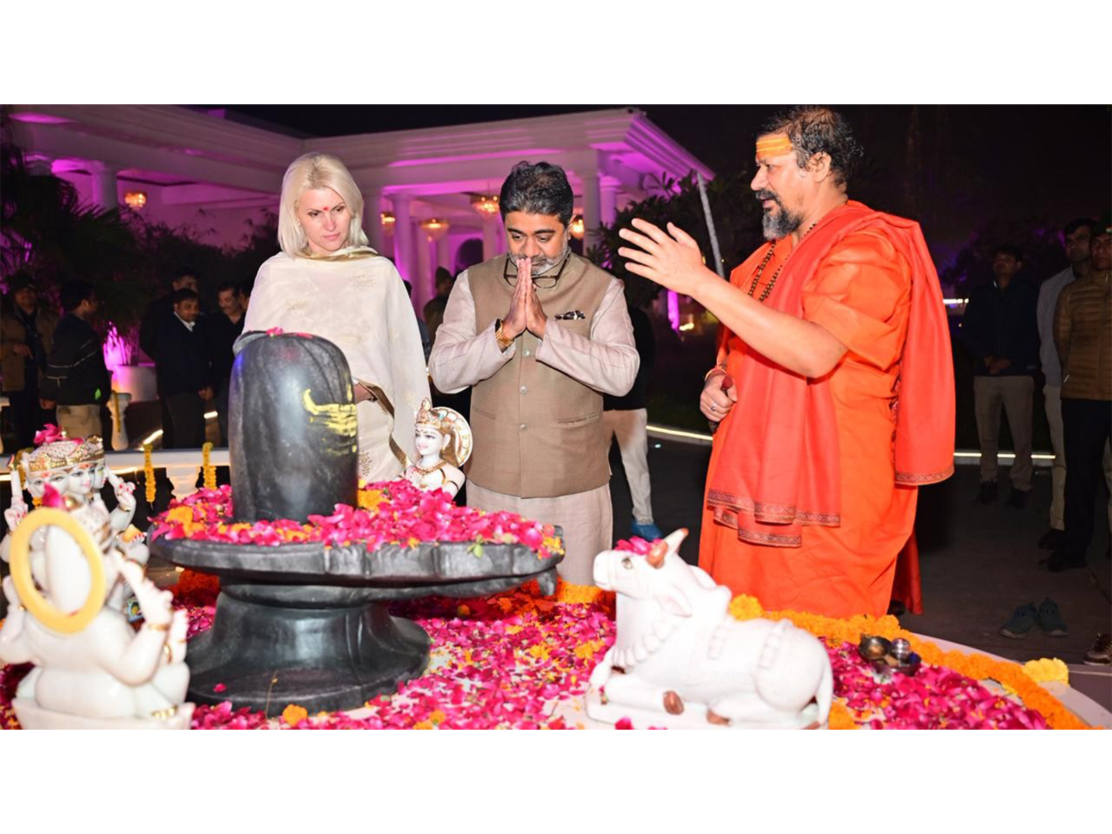 Dr. Abhishek Verma Receives Blessings of Acharya Mahamandaleshwar Swami Kailashanand Giri Ji Maharaj; Discussion on Sanatan Dharma and Social Welfare