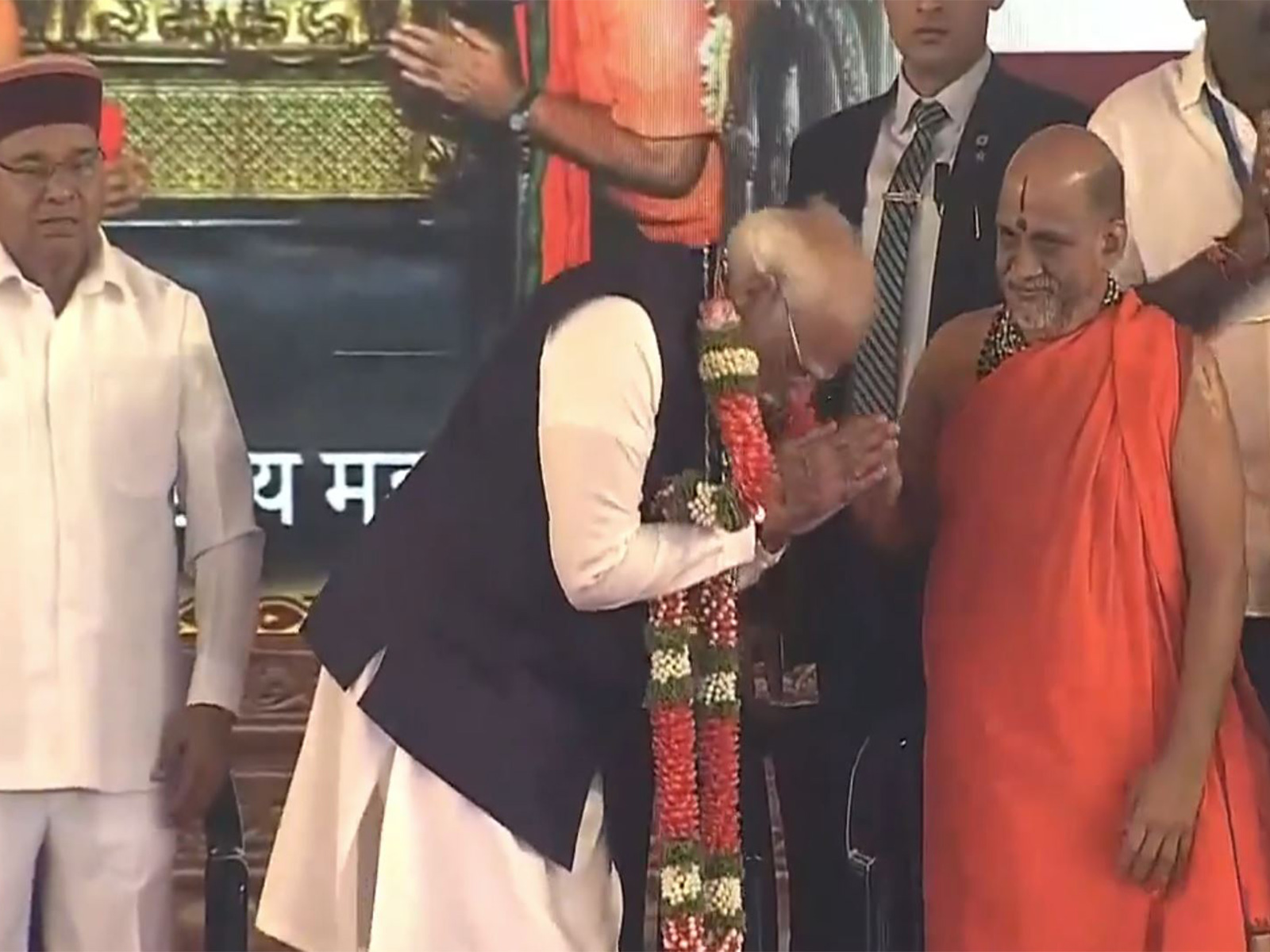 Jagadguru Sri Sri Sugunendra Theertha Swamiji felicitated PM Modi (Photo/ANI)