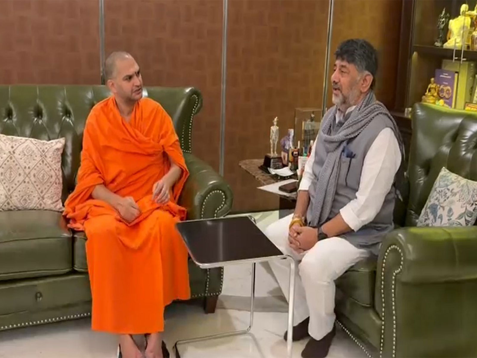 Nanjavadutha Swamiji meets DK Shivakumar (Photo/DCM Office)