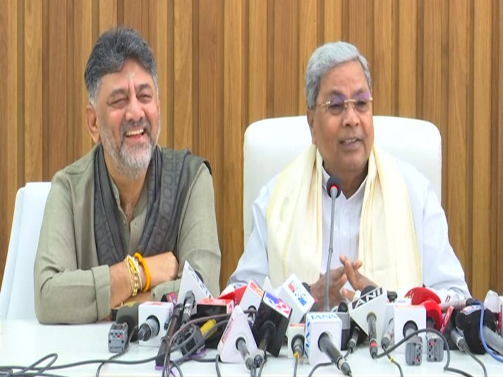 Karnataka deputy chief minister DK Shivakumar (left) and Chief Minister Siddaramaiah (right) (Photo/ANI)