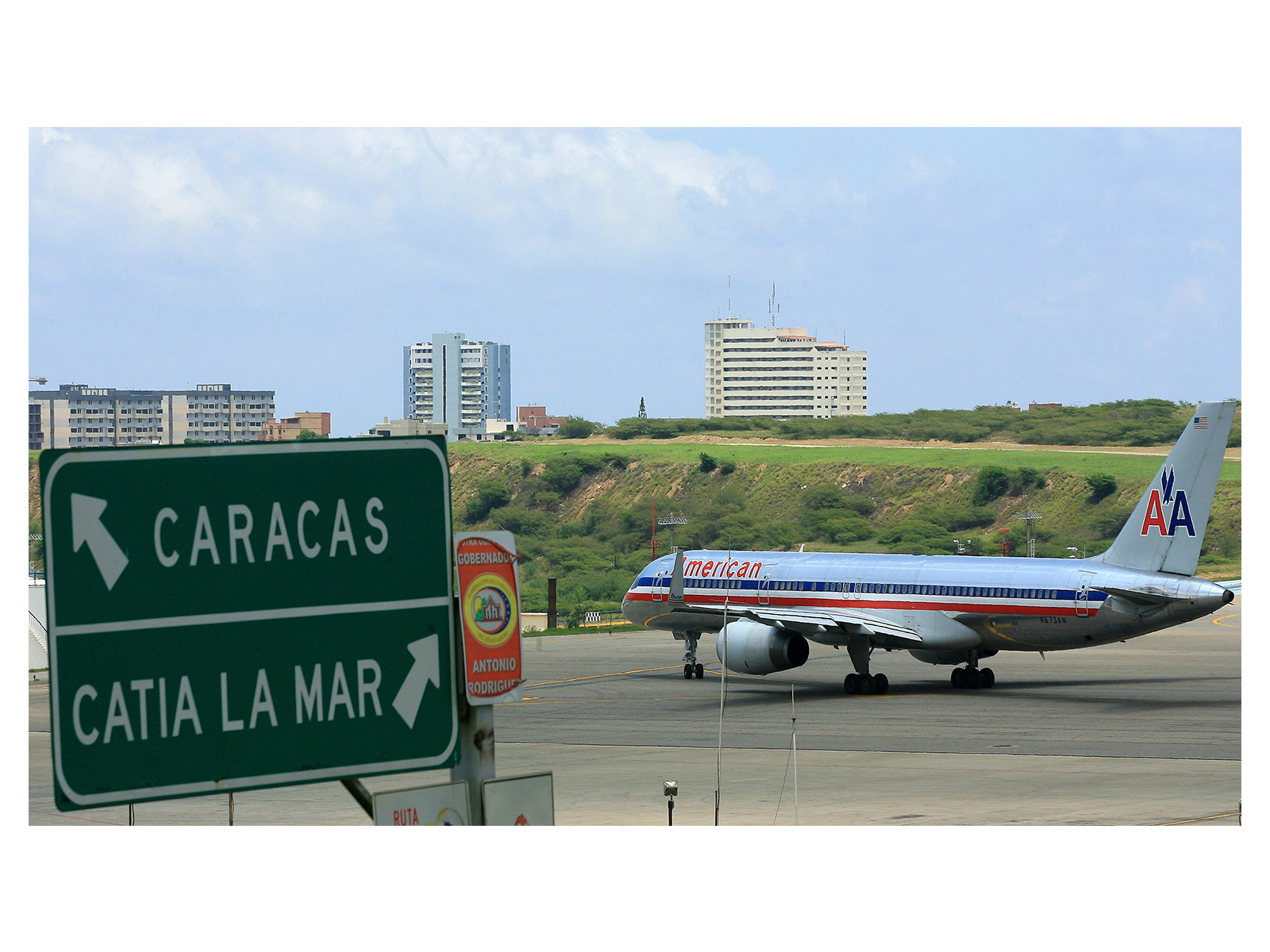 An America Airlines aircraft lands at Maiquetia's Airport in Caracas (File Photo/Reuters)