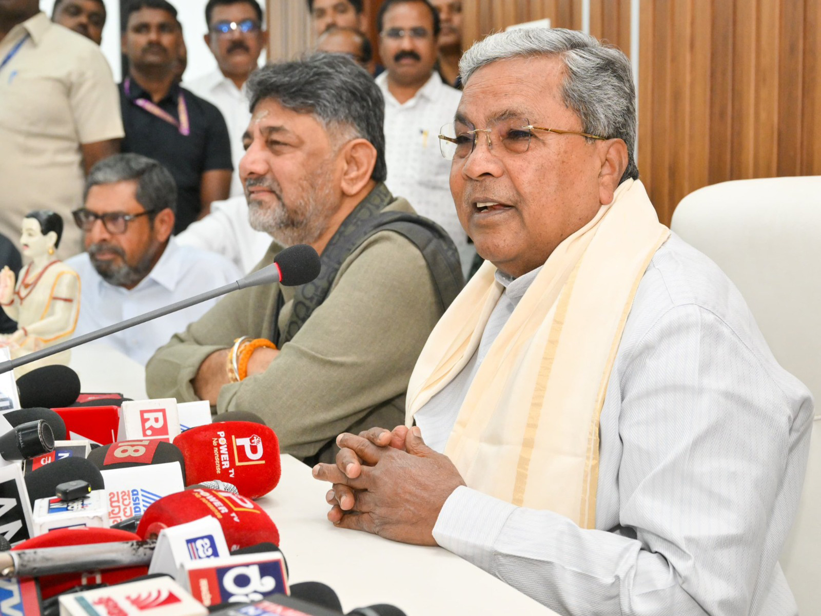 Karnataka Deputy CM DK Shivakumar (L) and Chief Minister Siddaramaiah (Photo: @DKShivakumar/X)