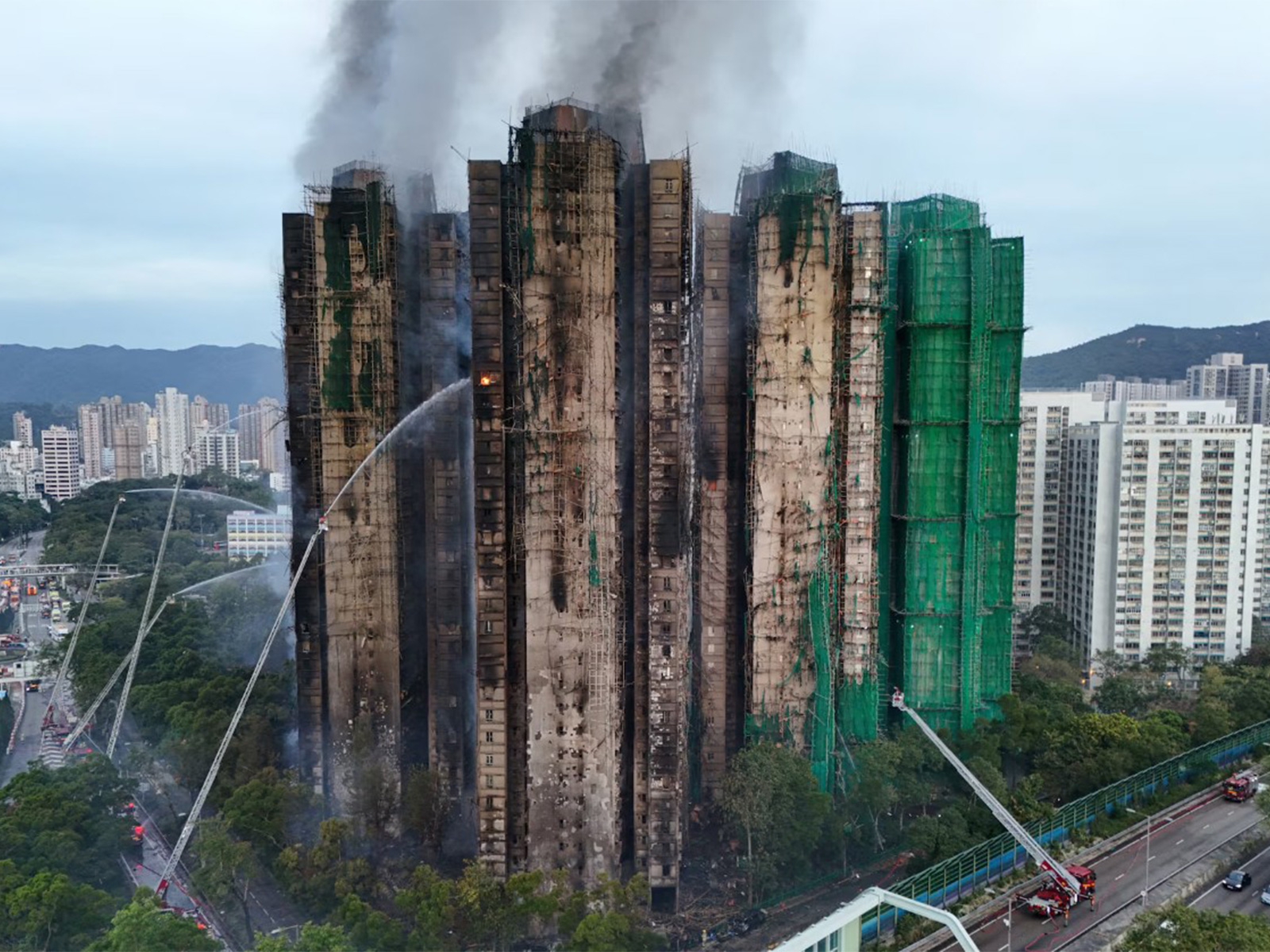 Flames and thick smoke rising from the Wang Fuk Court housing estate during a major fire in Tai Po, Hong Kong (Photo/Reuters)