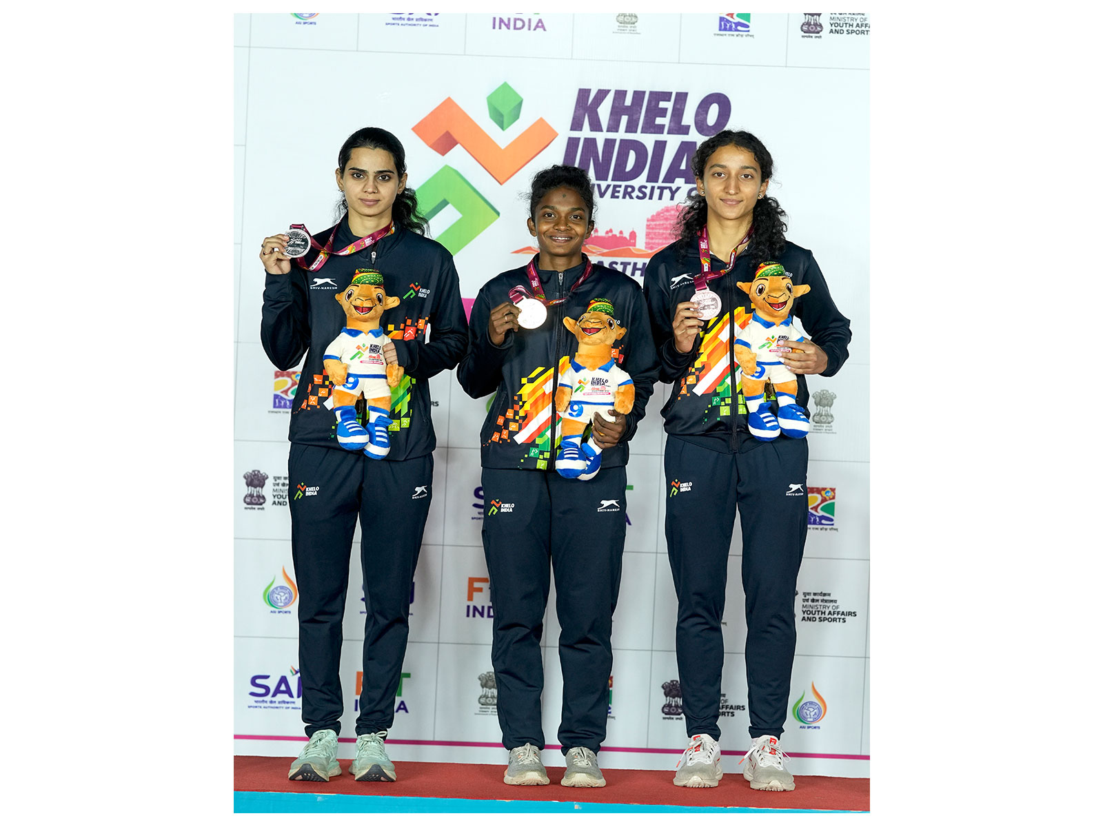 Keerthana (center). (Photo/KIUG)