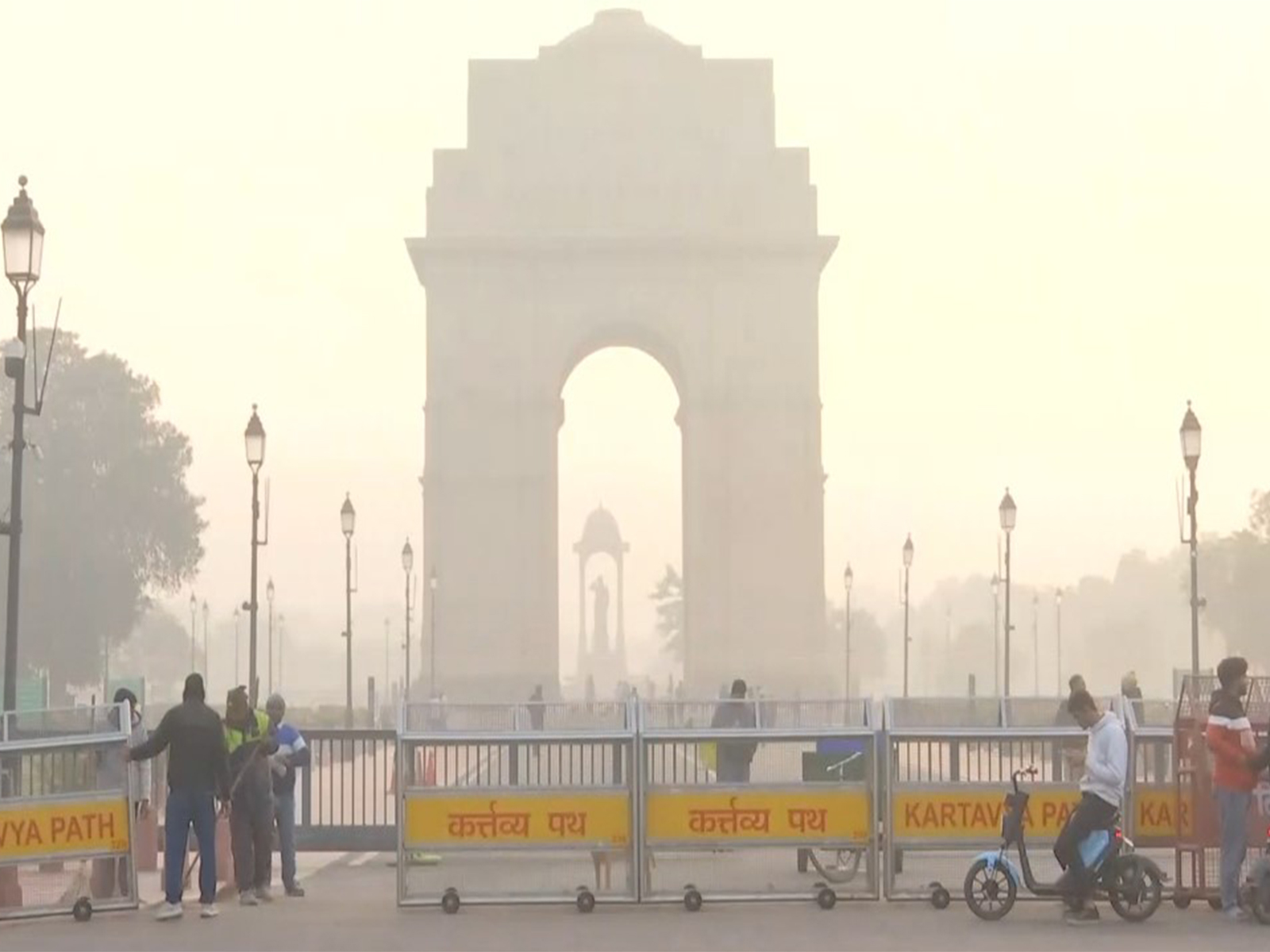 India Gate enveloped in toxic smog. (Photo/ANI) (Photo/ANI)