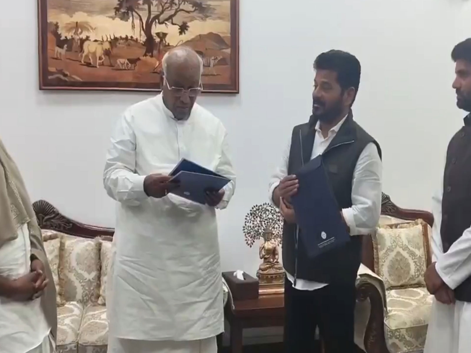 Telangana CM Revanth Reddy meets Cong President Mallikarjun Kharge (Photo/ANI)