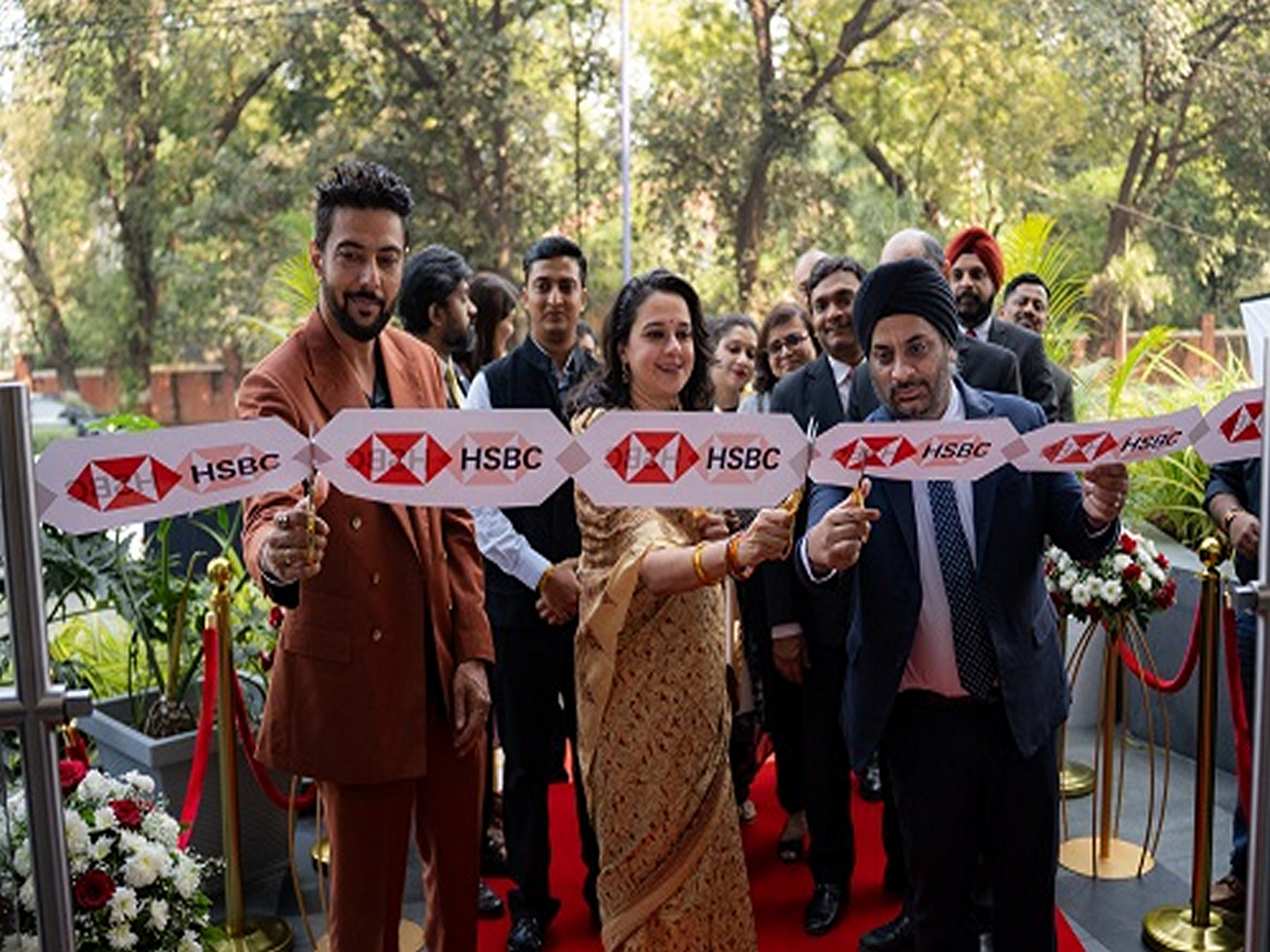 Chef Ranveer Brar, Her Highness Radhikaraje Gaekwad, Maharani of Baroda & Sandeep Batra, Head, International Wealth & Premier Banking, HSBC India, at the branch inauguration