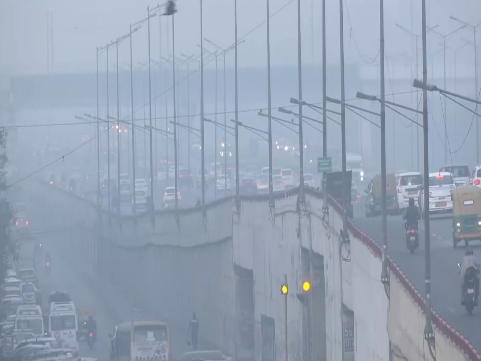 Thick smog envelops Ghazipur (Photo/ANI) 