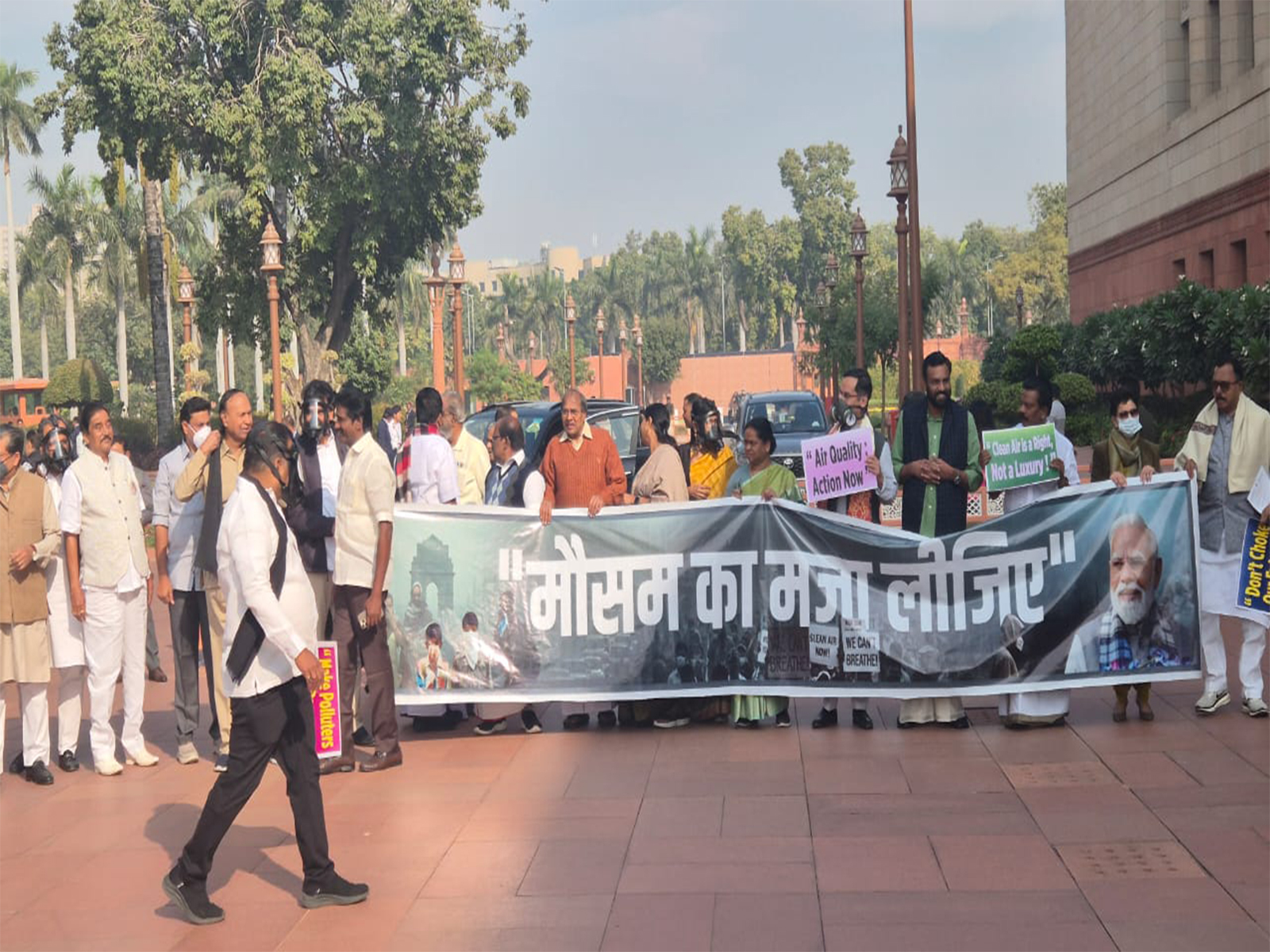 Opposition MPs protest over air pollution (Photo/ANI)