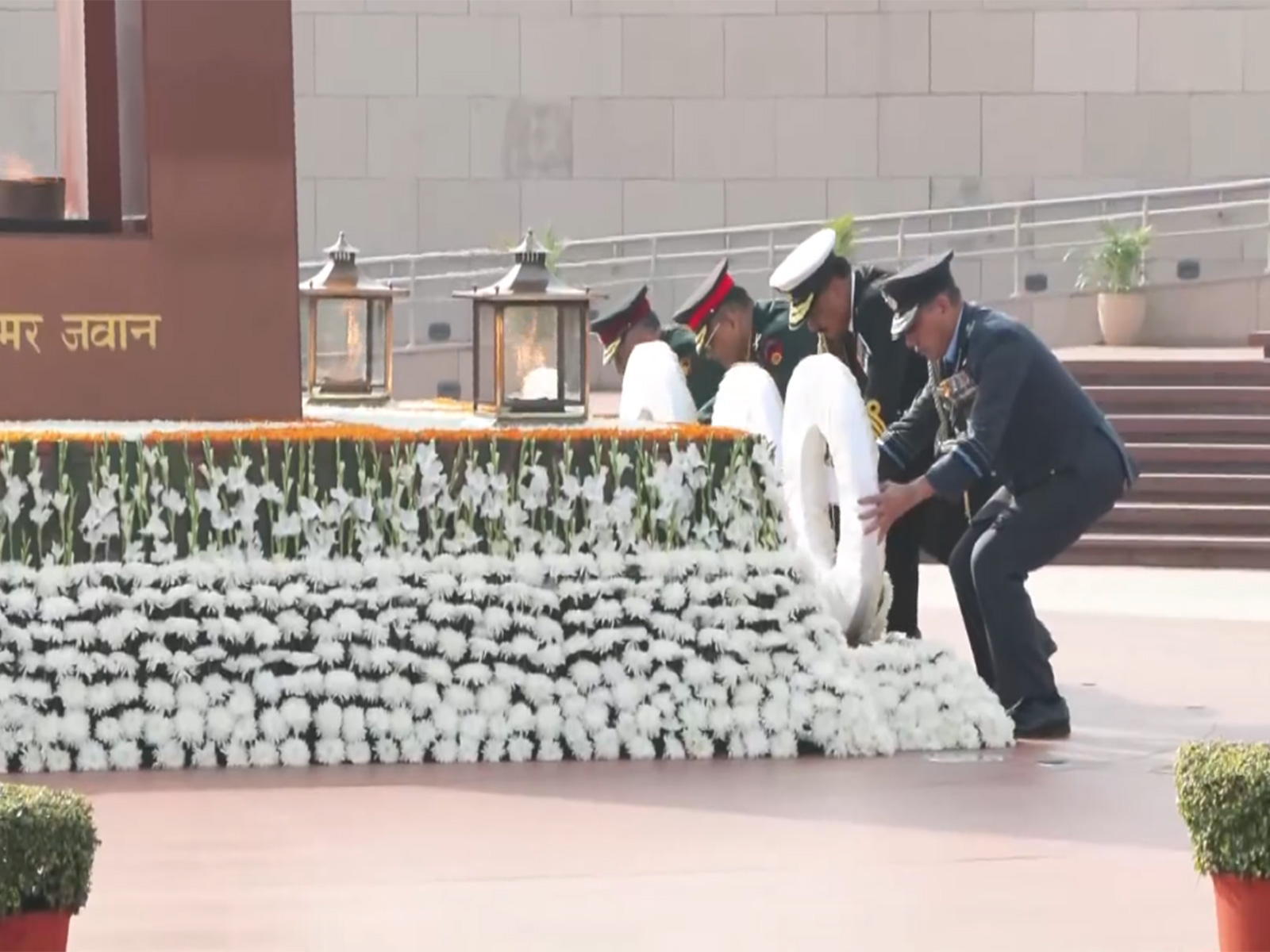 CDS General Anil Chauhan lays a wreath at National War Memorial on Navy Day (Photo/ANI)