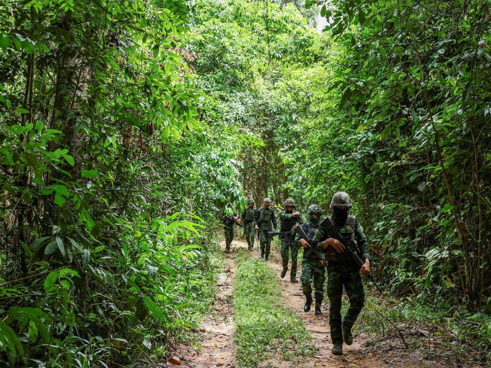A file photo of Thai military personnel walk near the forested disputed border between Thailand and Cambodia in the Chong Bok area (Photo/Reuters)