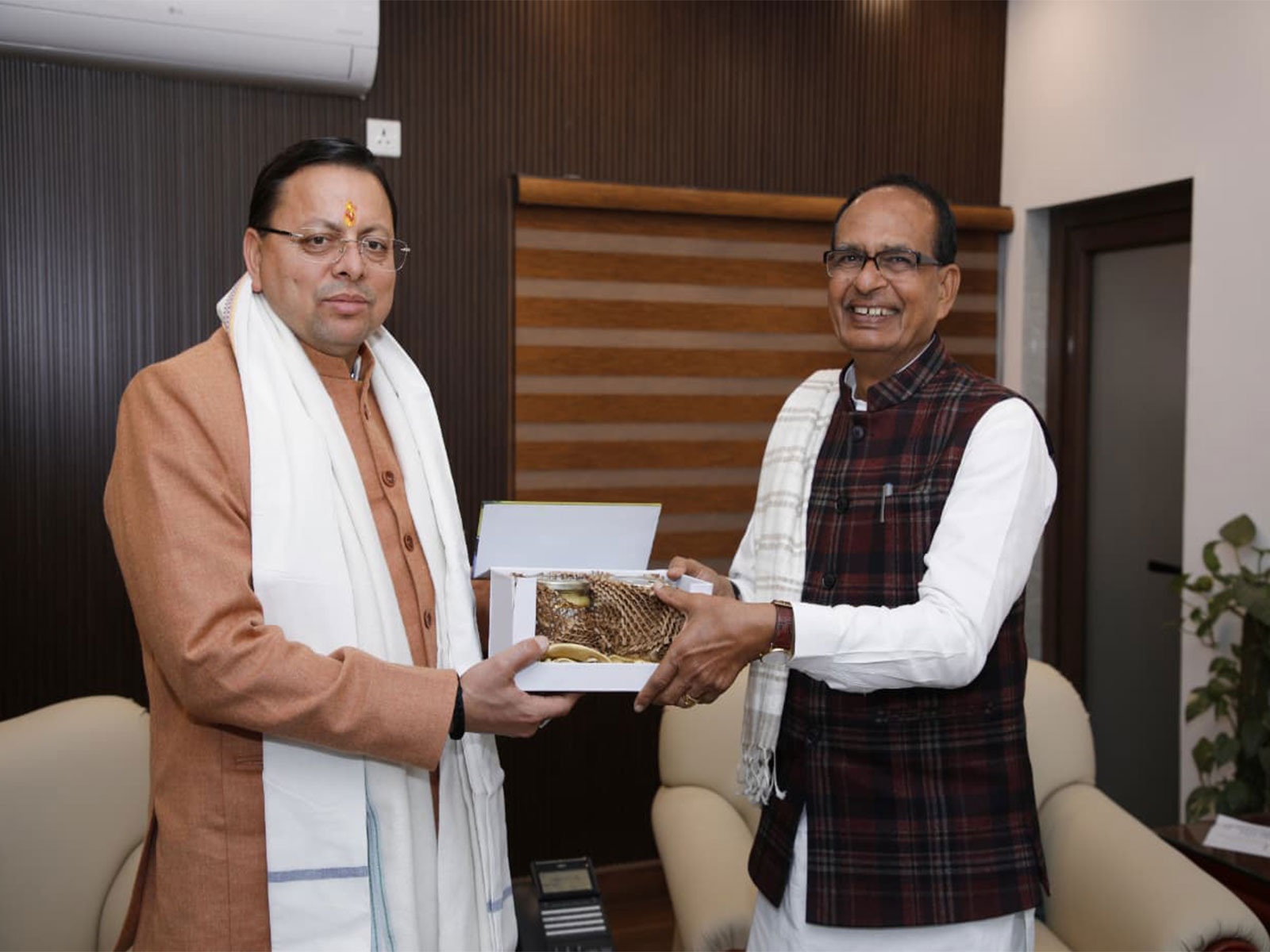 Uttarakhand CM Dhami meeting Union Minister Shivraj Singh Chouhan (Photo: Uttarakhand CMO)