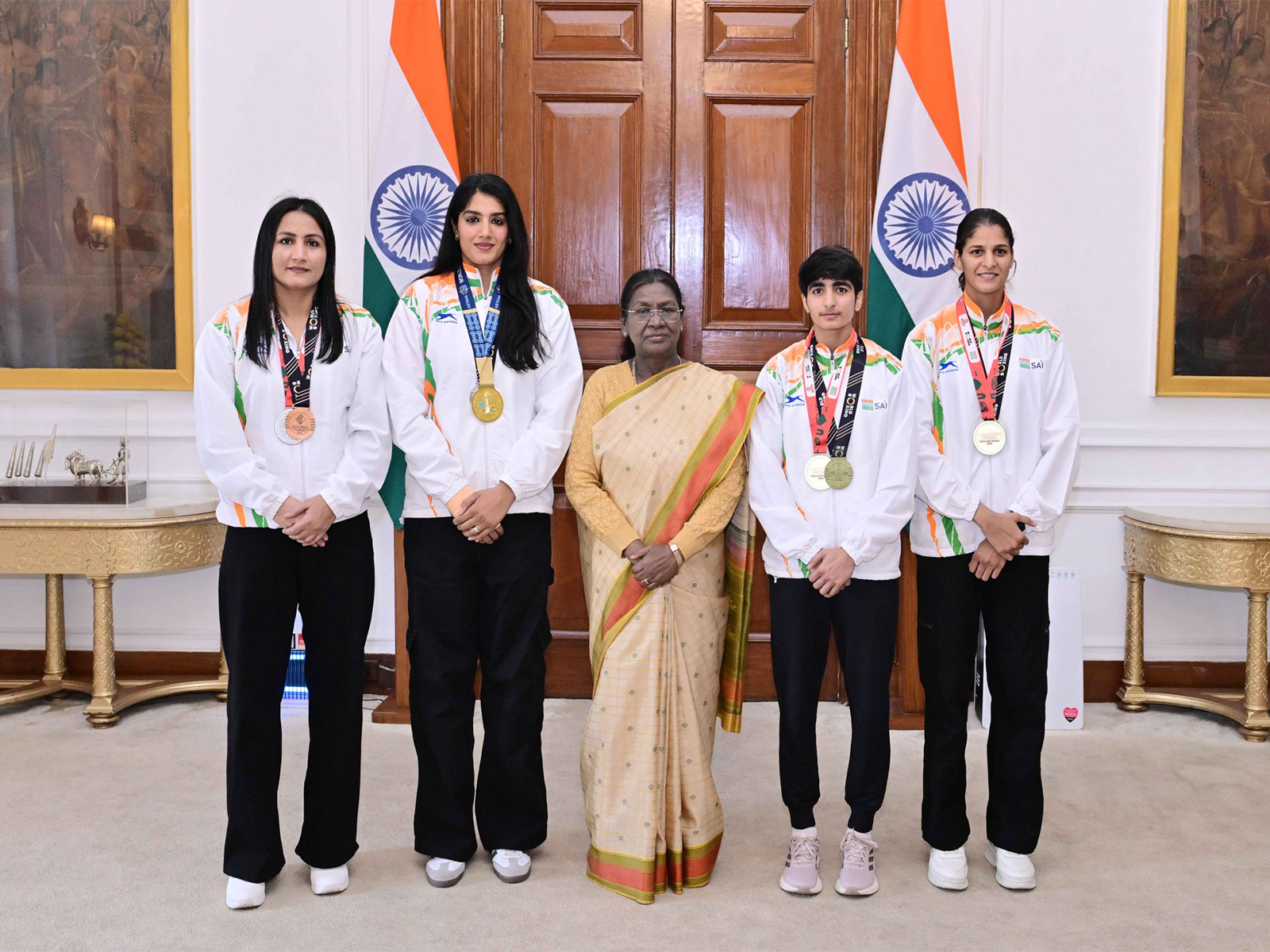 President Droupadi Murmu with the boxers (Photo: X/@rashtrapatibhvn)
