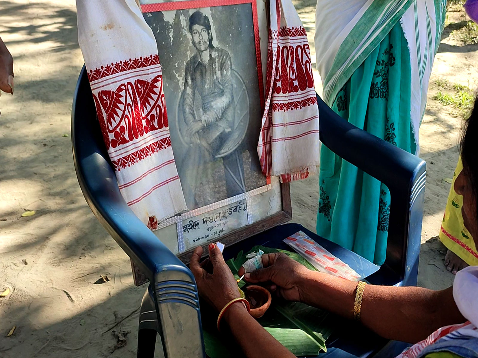 Late activist Dandiram Bharali's family members pay homage to him. (Photo/ANI)