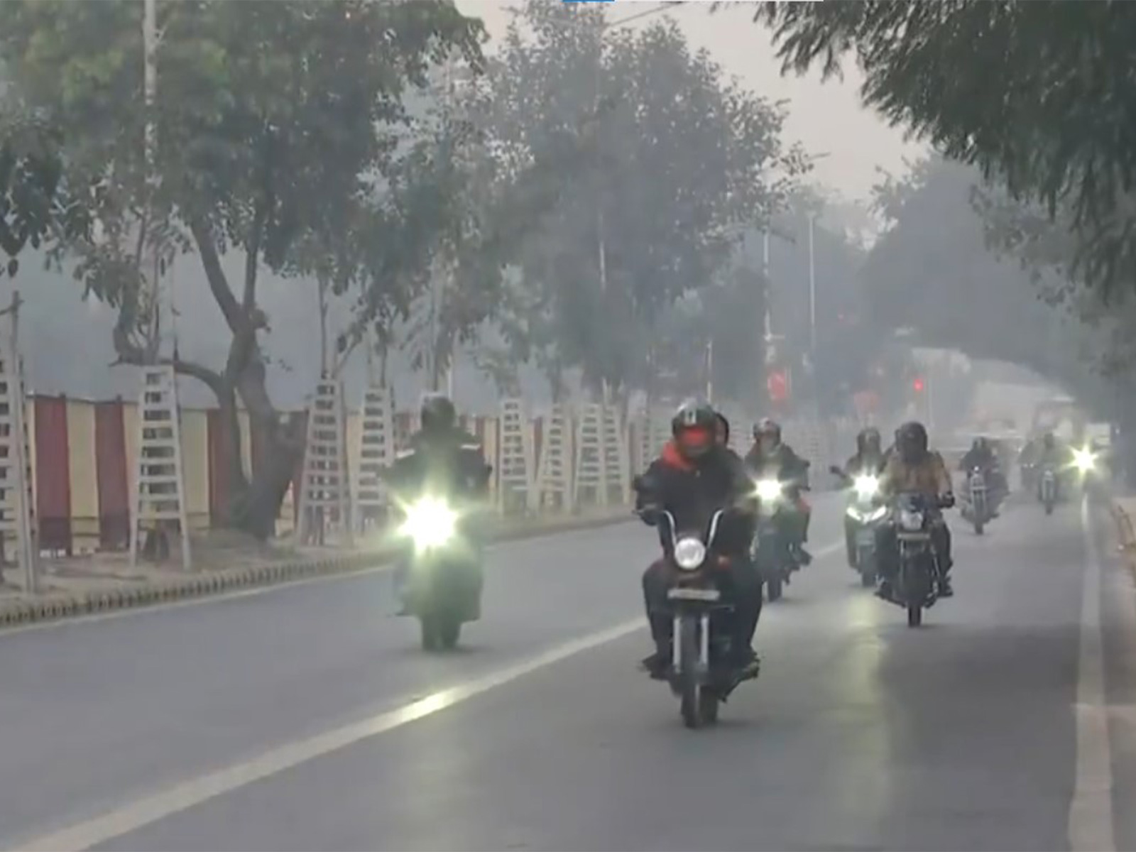 Visuals from the Delhi Cantonment area this morning as a layer of toxic smog blankets the city (Photo/ANI)
