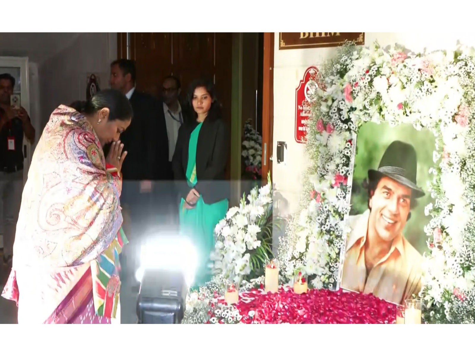 Delhi Chief Minister Rekha Gupta paying homage to Dharmendra (Image source/ANI)