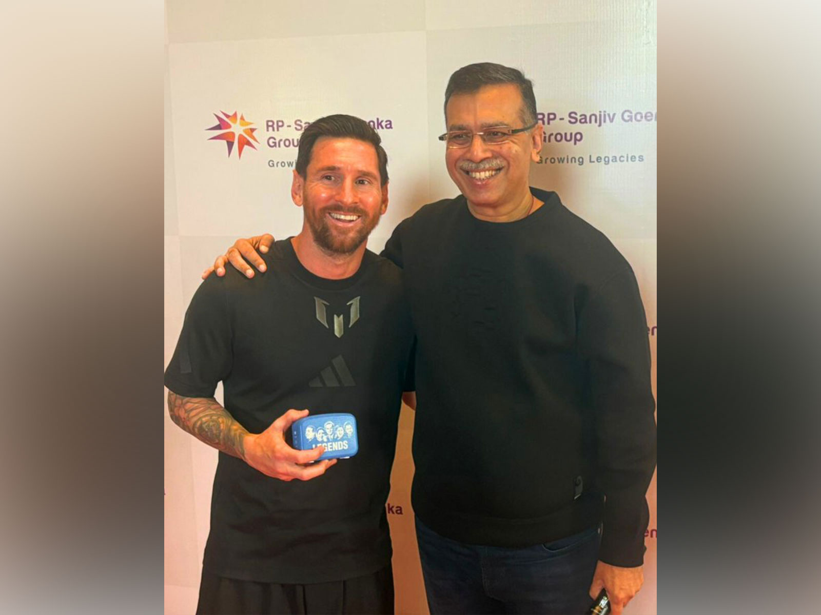Lionel Messi (L) and Sanjiv Goenka (R). (Photo: @DrSanjivGoenka)