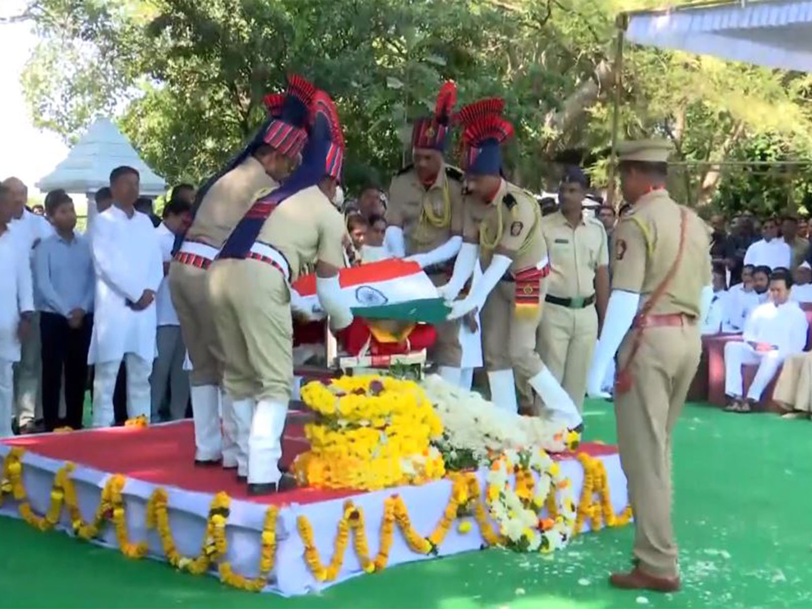Shivraj Patil's last rites performed in Latur (Photo/ANI)
