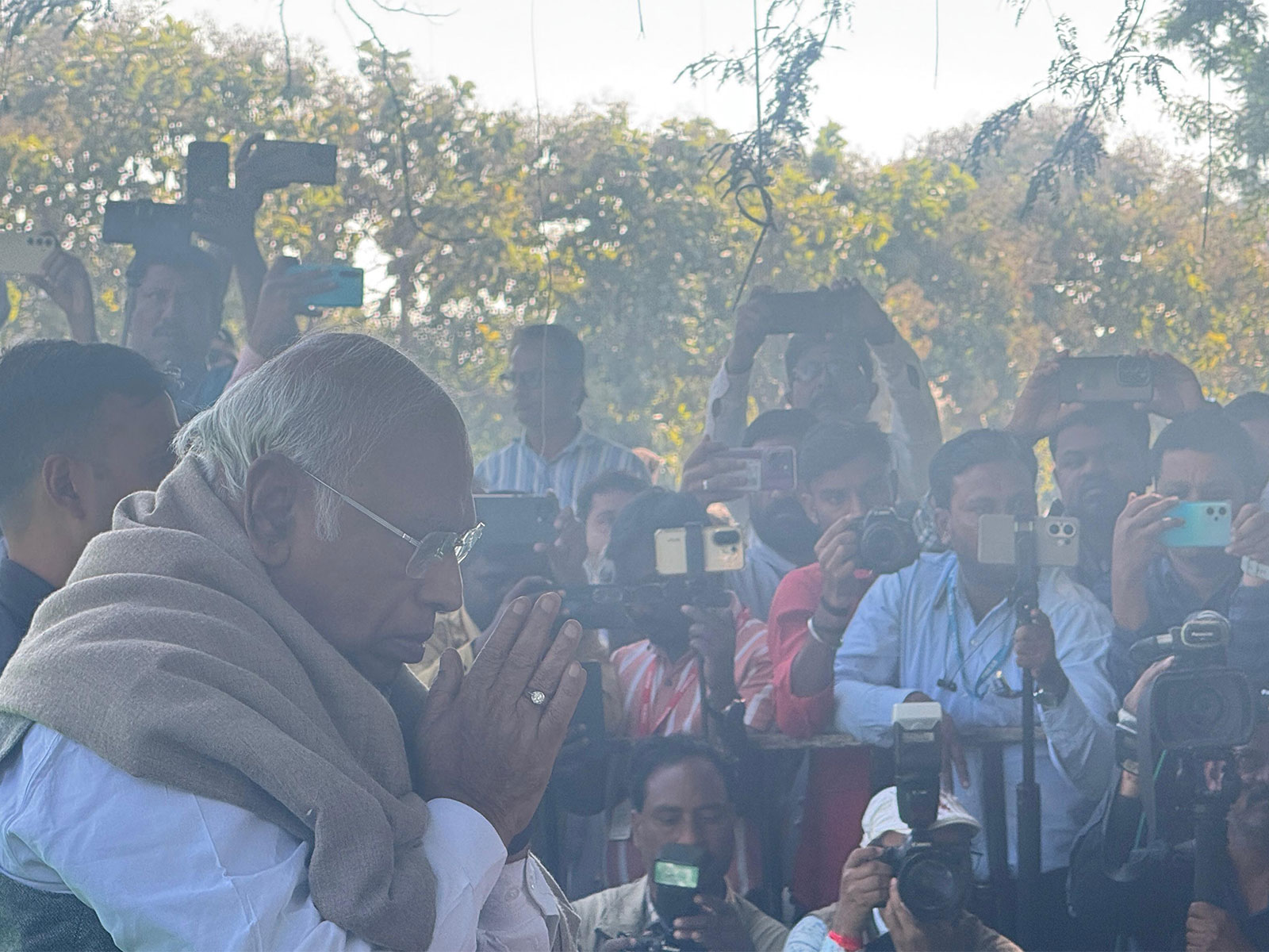 Congress President Mallikarjun Kharge attends last rites of former Union Home Minister Shivraj Patil in Latur (Photo/AICC)