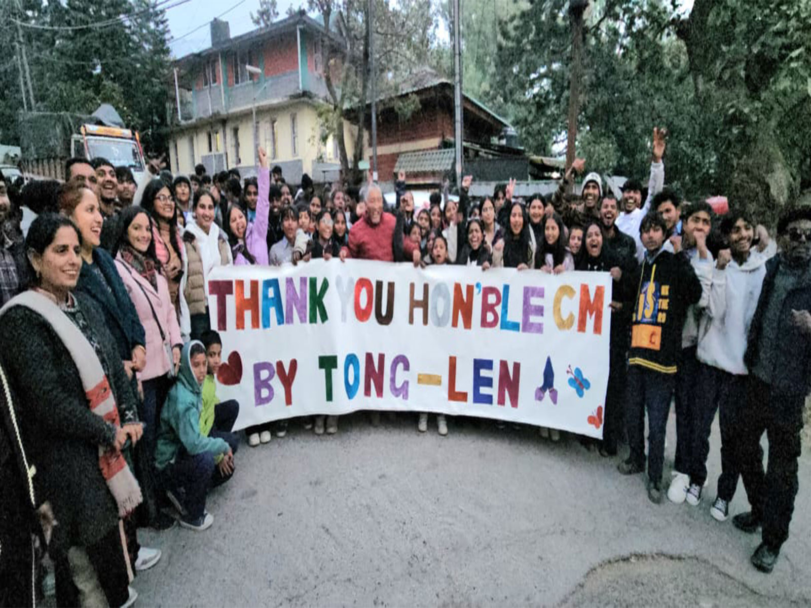 Tong Len School students thanking Himachal CM Sukhvinder Singh Sukhu (Photo/Himachal CMO)
