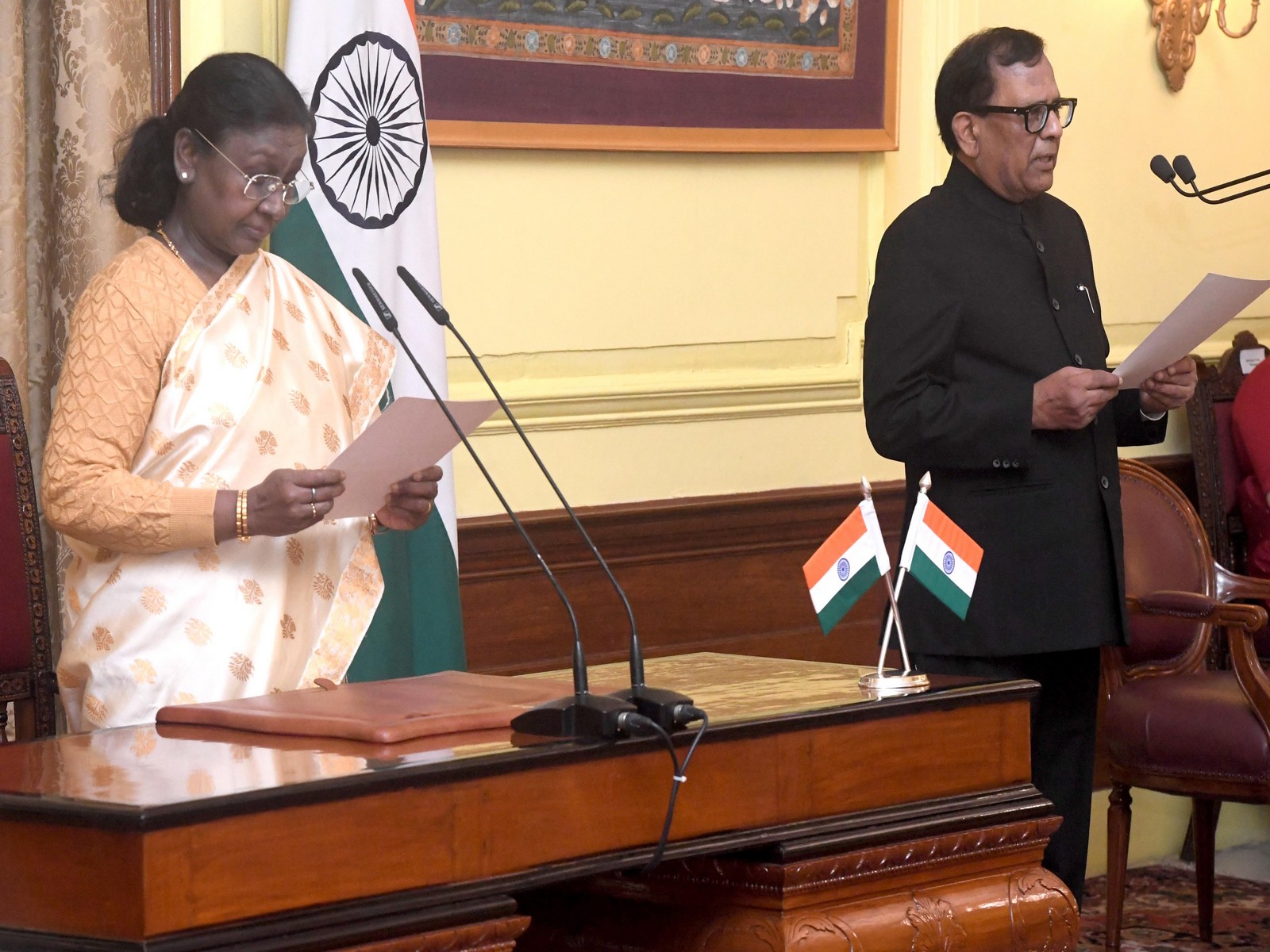 President Droupadi Murmu administered oath of office to newly appointed CIC Raj Kumar Goyal (Photo/@Rashtrapatibhvn)