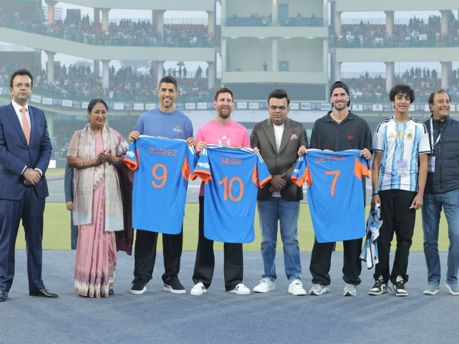 Delhi CM Rekha Gupta with  Lionel Messi, Luis Suarez, and Rodrigo De Paul (Photo:X/@gupta_rekha)