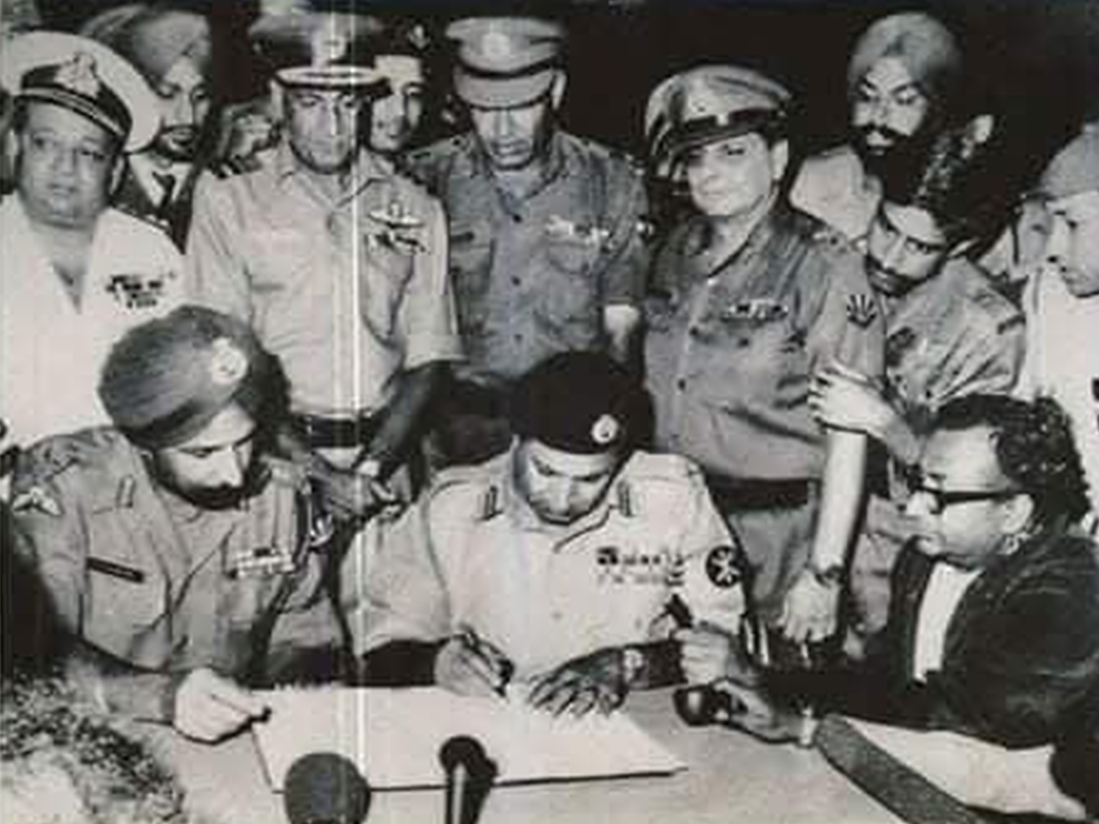 Lt Gen Niazi of the Pakistani Army signs surrender document in 1971 (File Photo/ADGPI)