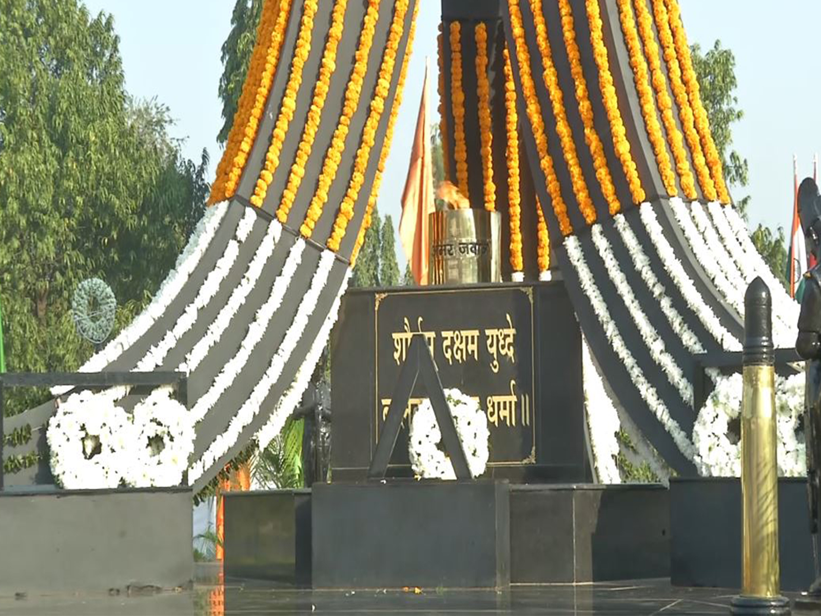 Wreath-laying ceremony on Vijay Diwas at Veerula Sainik Smarak in Secunderabad (Photo/ANI)