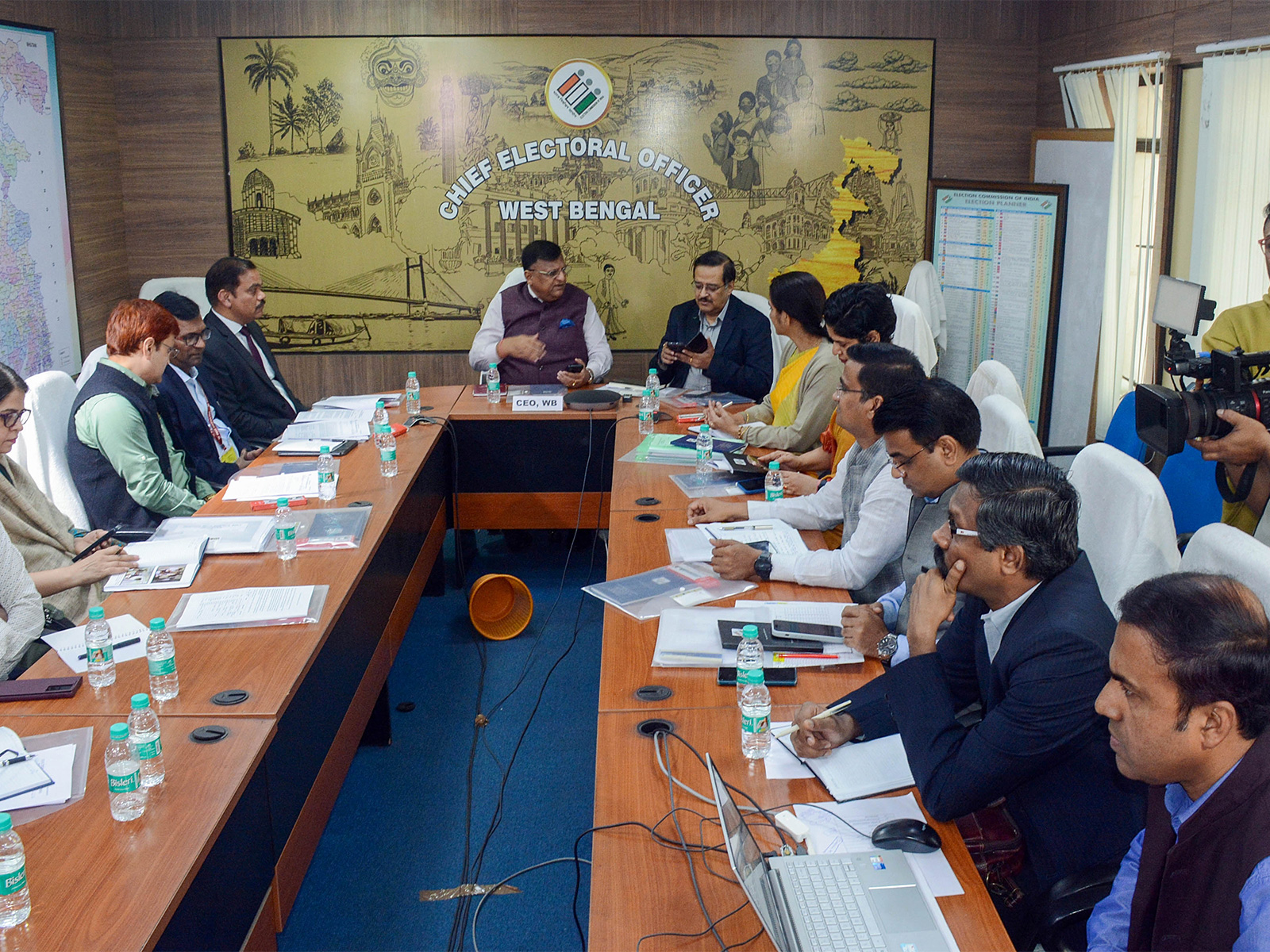West Bengal CEO Manoj Agarwal chairs meeting in Kolkata (Photo/ANI)