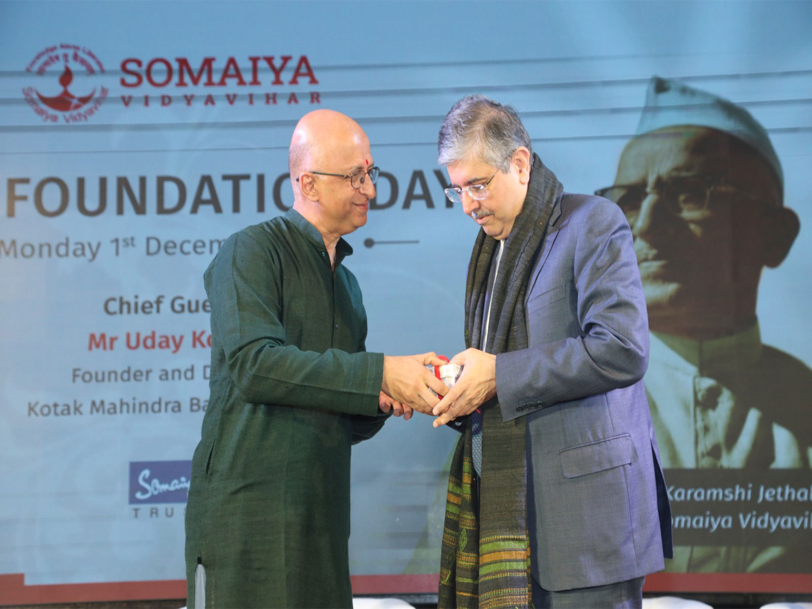 Shri Samir Somaiya felicitating Chief Guest Shri Uday Kotak